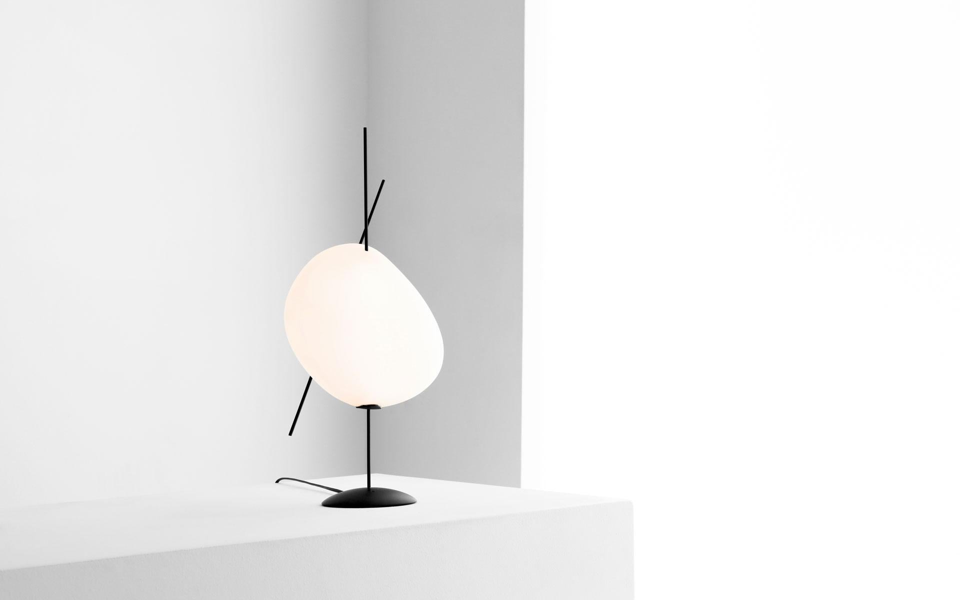Autre Lampe électrique Belle de Nuit en porcelaine blanche et métal, M, YMER&MALTA, France en vente