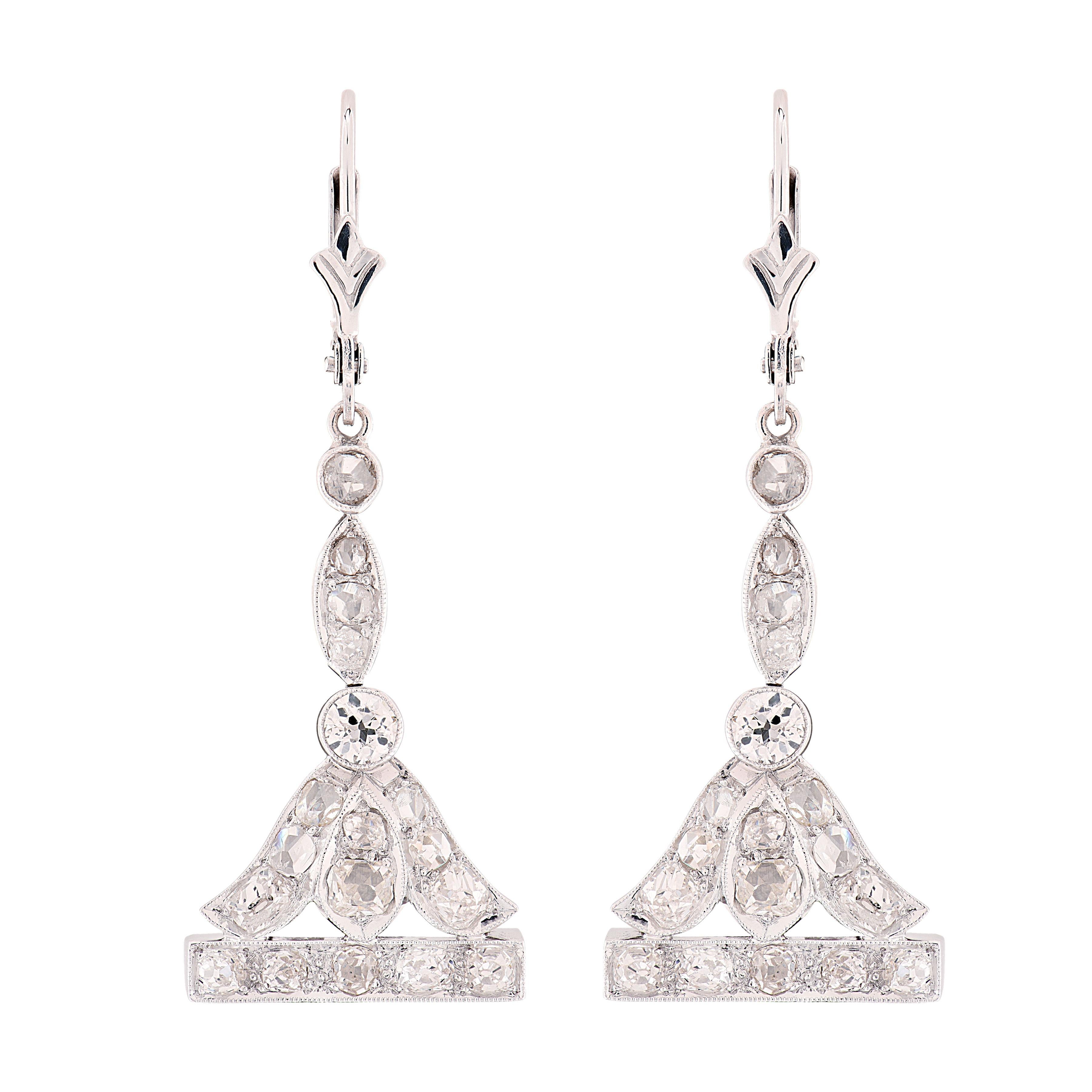 Delicadamente elaborados en platino hacia 1900, estos pendientes Belle Époque presentan una refinada composición de 36 diamantes talla vieja de mina, talla rosa y talla vieja europea, con un peso total aproximado de 1,65 quilates y una graduación de