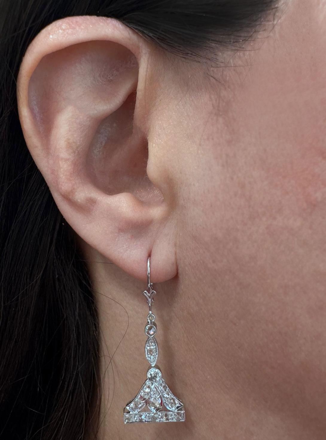 Pendientes colgantes de diamantes Belle Epoch de 1,65 quilates Talla antigua en venta