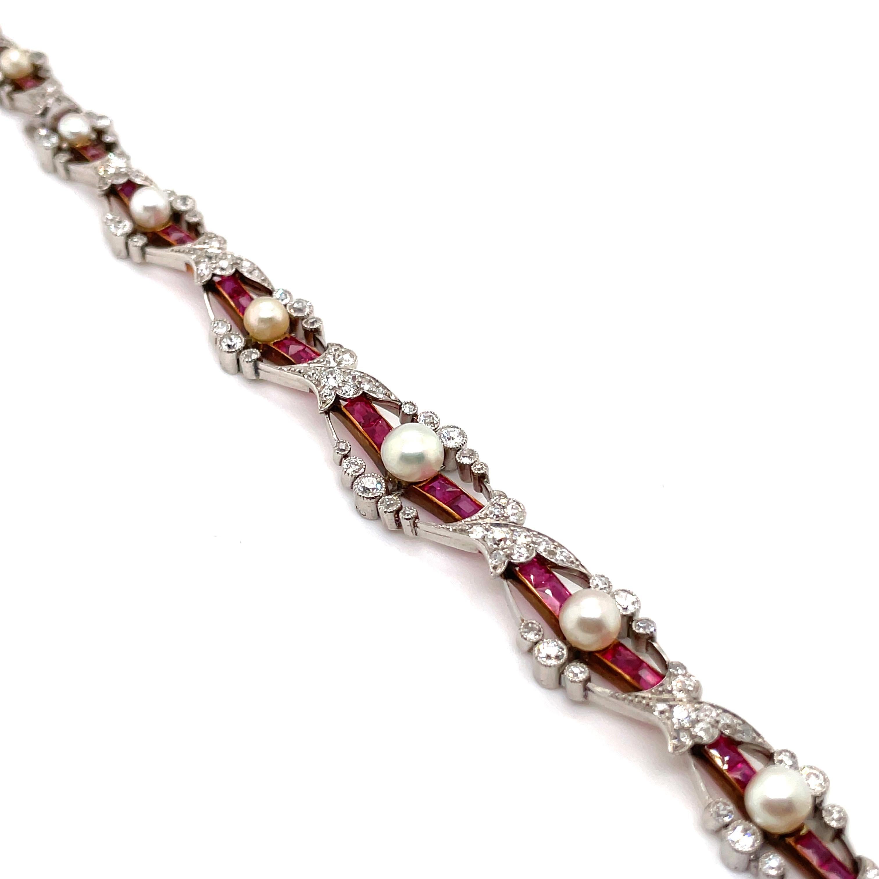 Belle Epoch Natural Pearl Ruby and Diamond Bracelet:: ca. 1910er Jahre

Ein sehr einzigartiges und gut gemacht Edwardian Platin und Gold Armband:: mit sehr feinen natürlichen Perle boutons und alt geschliffenen Diamanten umgibt (ca. 6 Karat)::