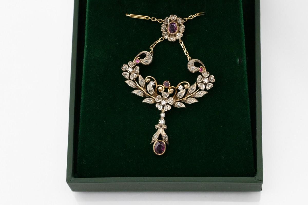 Collier à la forme raffinée et Art nouveau en or jaune de haute qualité (0,600-0,8000) et en argent. Collier orné de 5 rubis d'une belle couleur rouge profond et d'un poids total d'environ 0,55 ct et de 46 petits diamants taillés en rose d'un poids