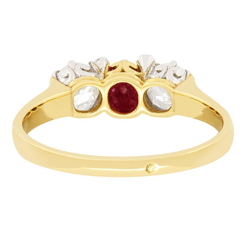 Belle Époque 0,40ct Rubin und Diamant Trilogie Ring, um 1910 im Zustand „Gut“ im Angebot in London, GB