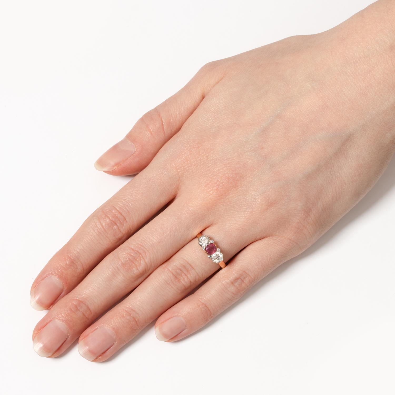 Belle Époque 0,40ct Rubin und Diamant Trilogie Ring, um 1910 Damen im Angebot