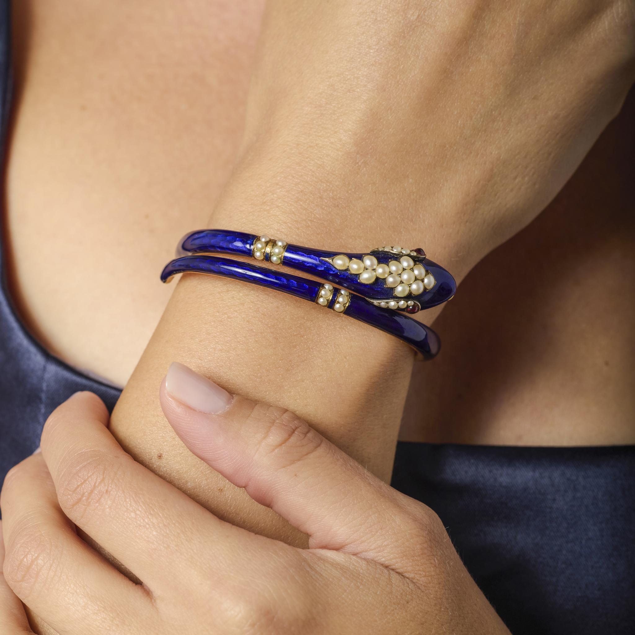 This graceful Belle Époque bracelet pairs luminous pearls with rich cabochon garnets, creating a refined balance of texture and color in warm yellow gold.