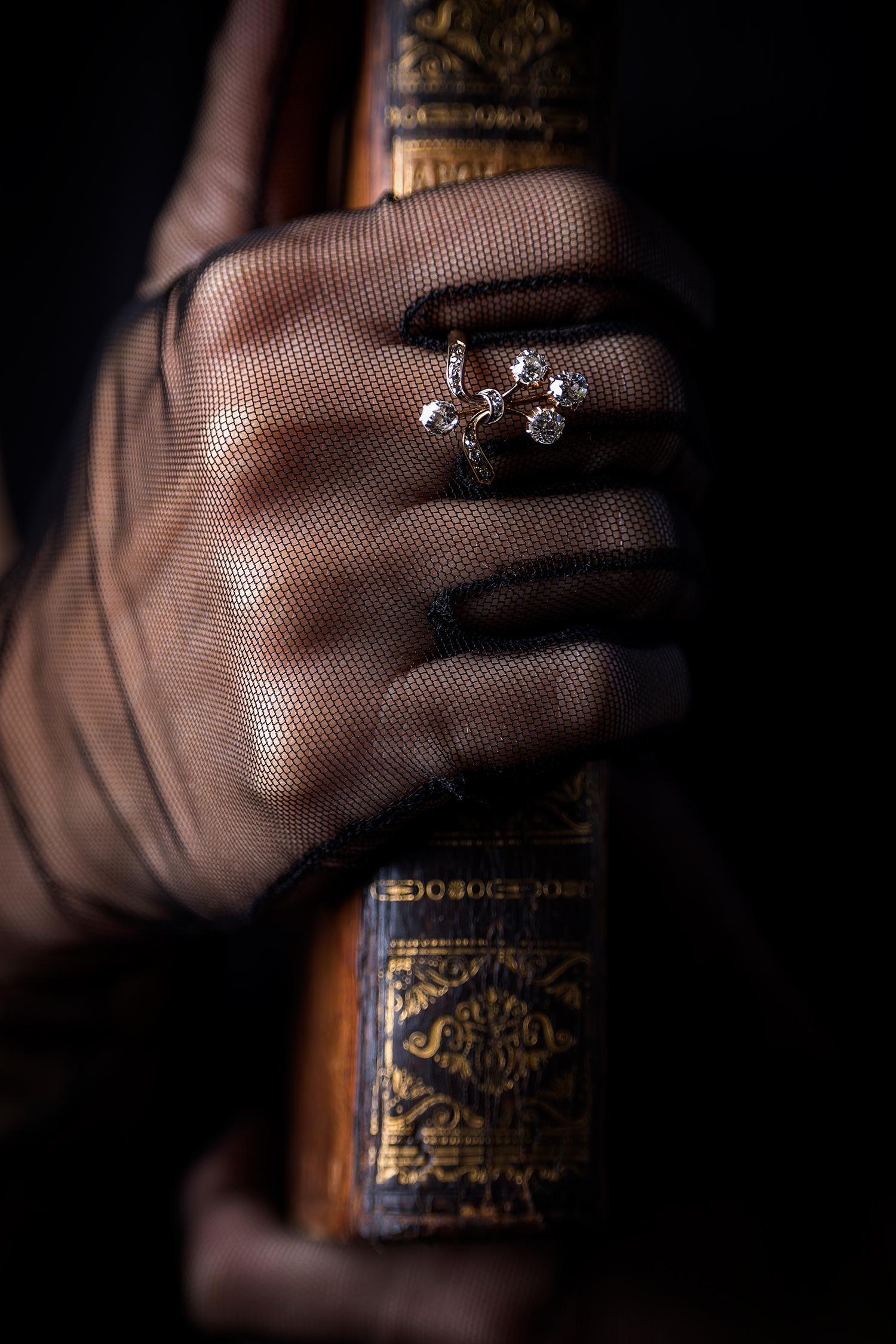Belle-Époque-Ring aus 14-karätigem Gelbgold in Form eines wunderschönen, stilisierten Blumenstraußes, verziert mit vier großen Diamanten im Altschliff von insgesamt ca. 1,50 Karat.

Reinheit der Diamanten VS-I. Farbe H.
Breite 2-23 mm.
Größe