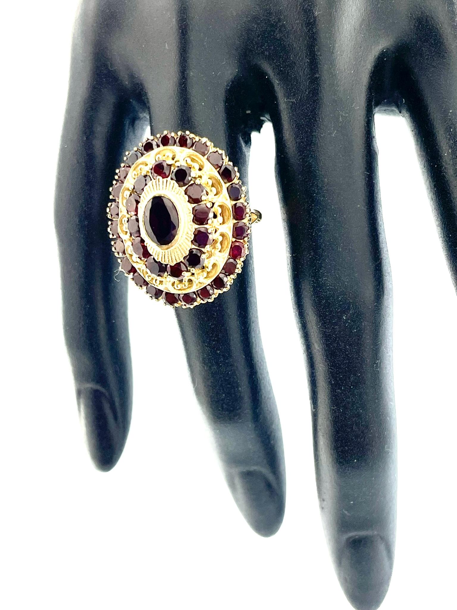 Mixed Cut Belle-Epoque 18 karat Yellow Gold Princess Ring with Garnets For Sale
