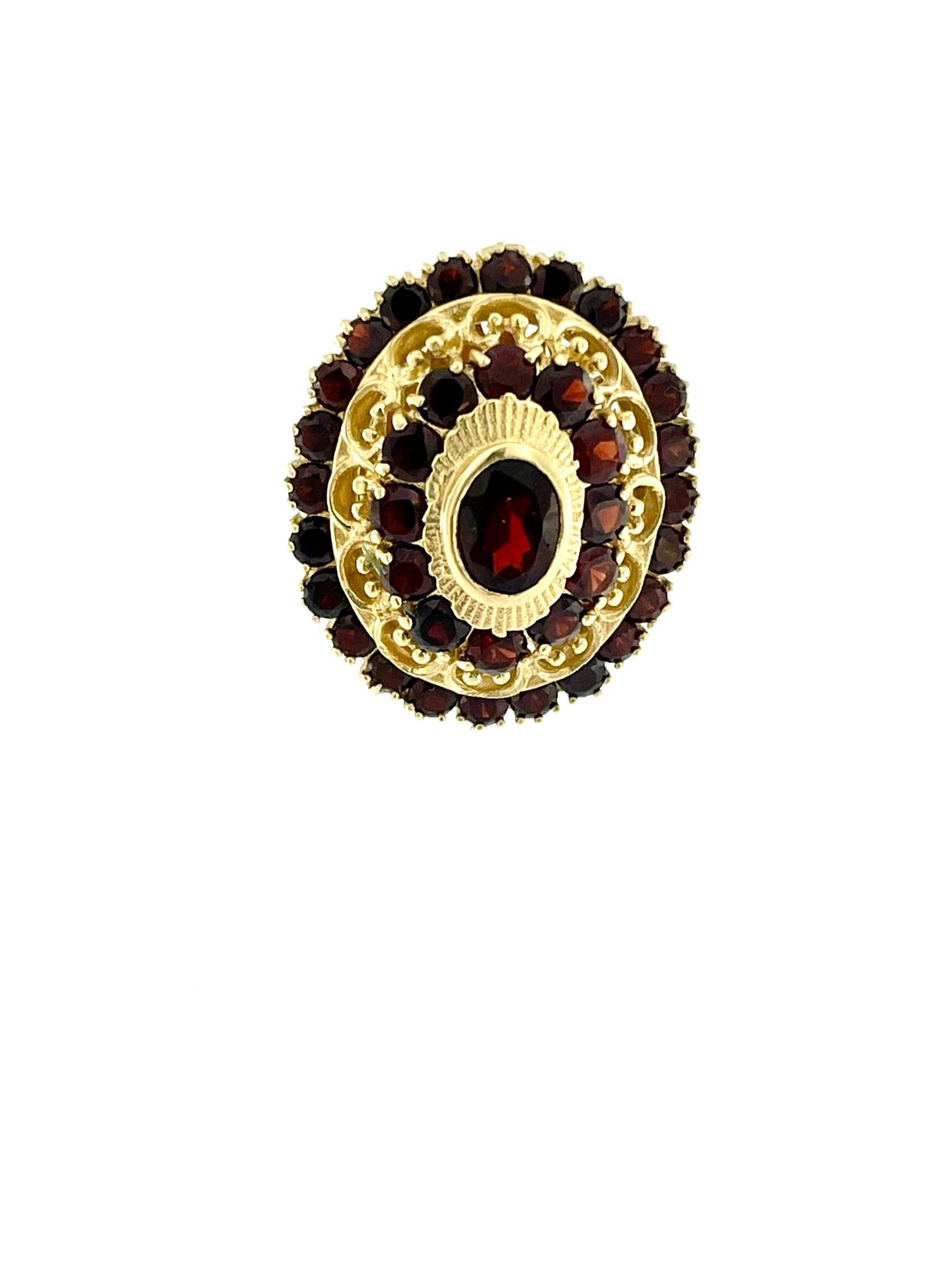 Belle-Epoque 18 karat Yellow Gold Princess Ring with Garnets In Good Condition For Sale In Esch-Sur-Alzette, LU
