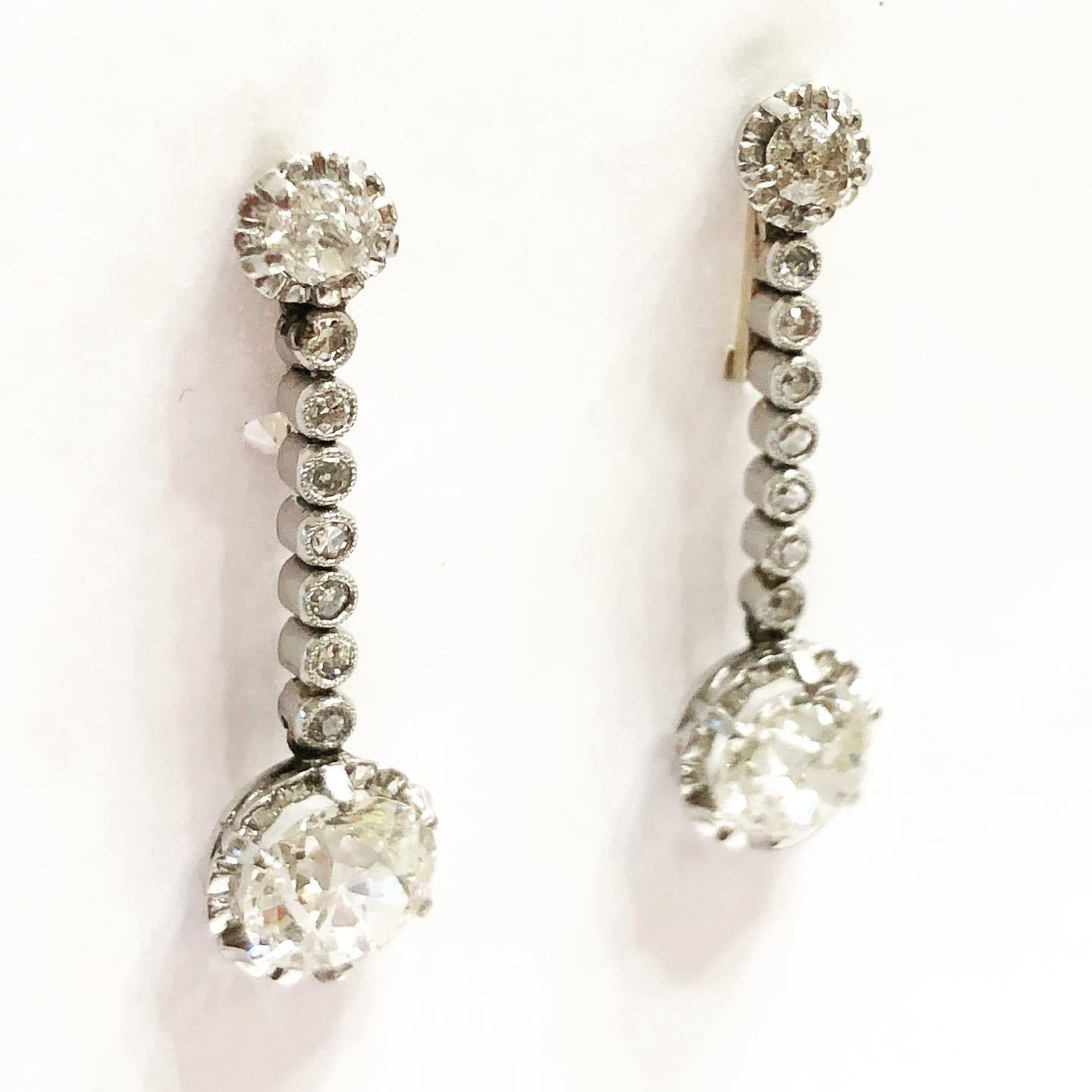 Belle epoque 1930s diamonds platinum yellow gold dangle earrings.
Earrings in platinum and 18 karats yellow gold.
Lovely antique earrings, they are composed of a line of old European cut diamonds which retains in pendent an antique brilliant- cut