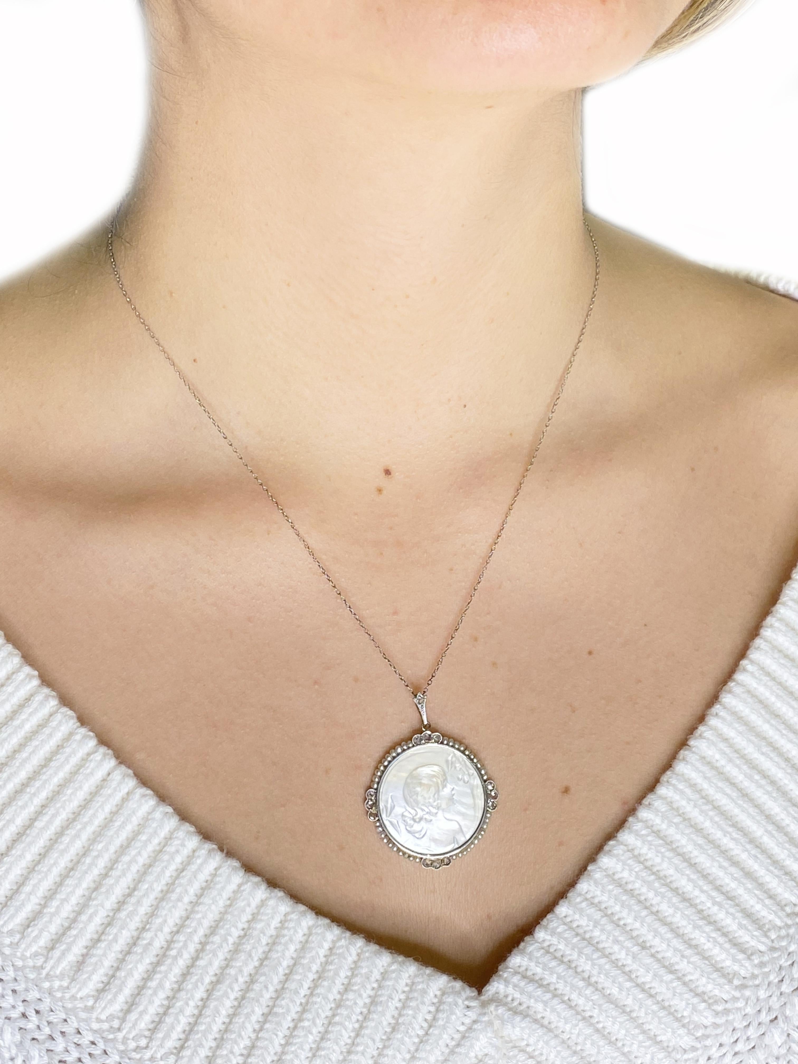 Collana con medaglia antica europea del 1910 circa, realizzata in platino con un volto femminile di madreperla e diamanti taglio rosa di circa 0,30 carati. Circondato da perle di semi da 1 mm. Si abbina a una catena in platino antico.

Fai colpo con