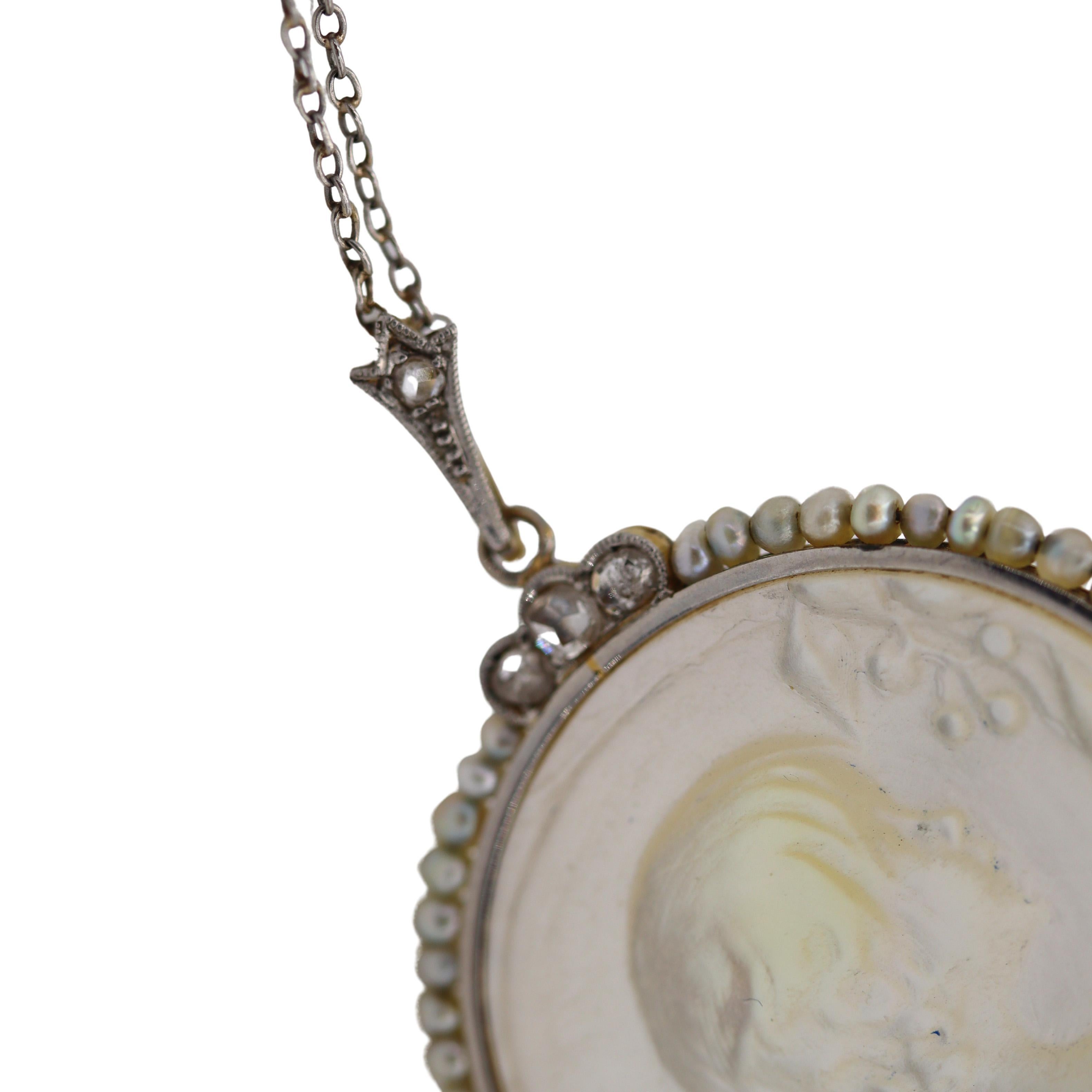 Belle Époque Ciondolo in platino Belle Epoque 1910 con madreperla, diamanti e perle in vendita