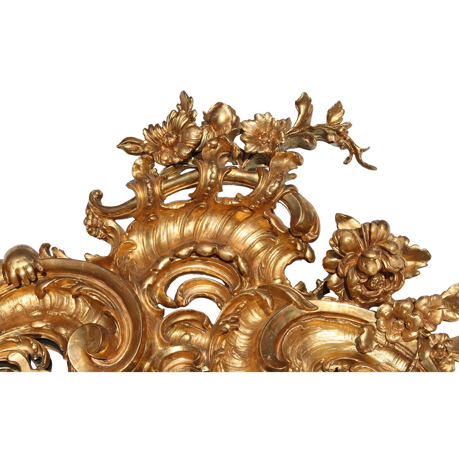 Espejo Querubín Tallado en Madera Dorada Estilo Luis XV de la Belle Epoque Siglos XIX-XX Francés en venta