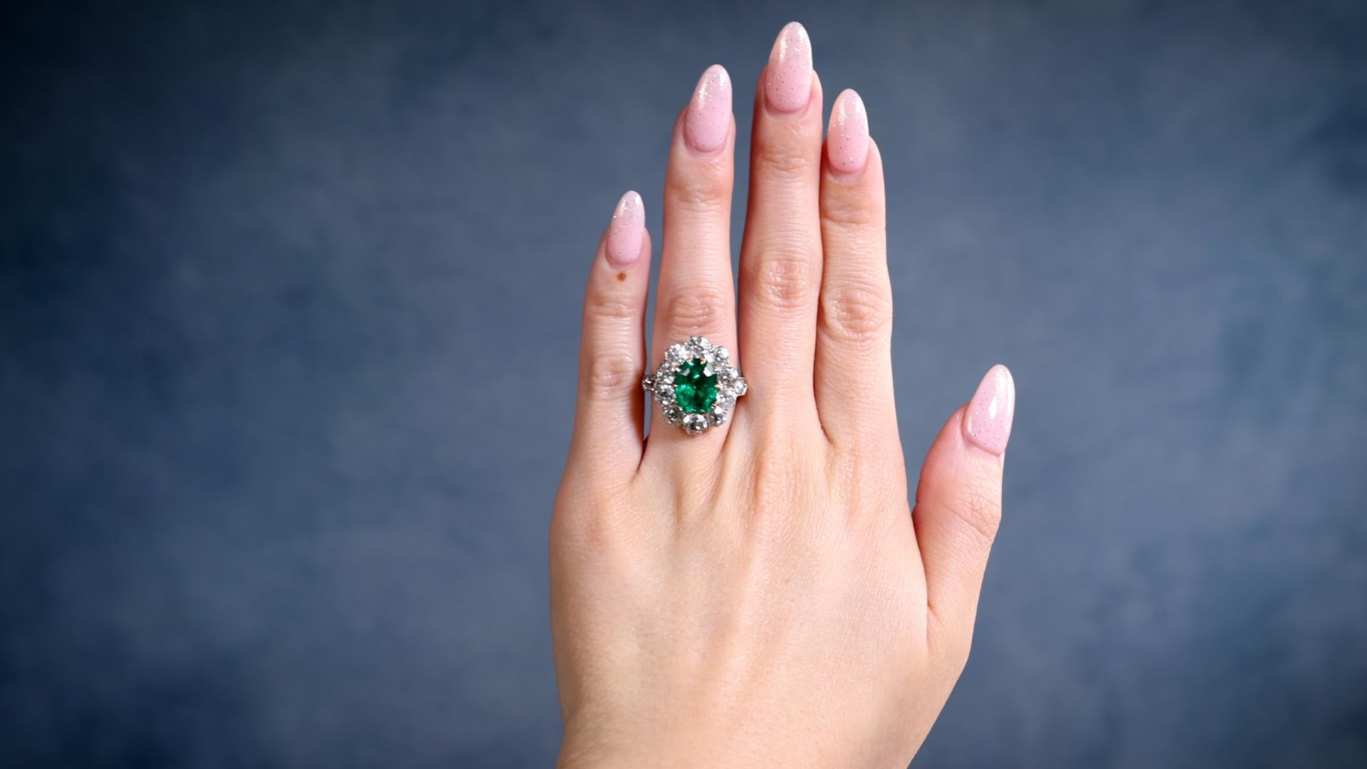 Eine Belle Époque AGL 2,97 Karat kolumbianischen Insignificant Öl Diamant 18k Platin Cluster Ring. Mit einem achteckigen Smaragd im Stufenschliff von 2,97 Karat, begleitet von AGL #1137508, die besagt, dass der Smaragd kolumbianischen Ursprungs ist