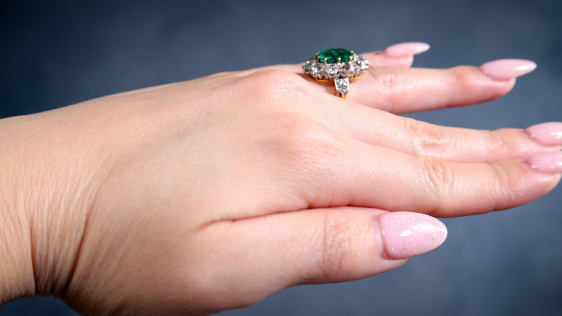 Belle Époque AGL 2,97 Karat kolumbianisches unbedeutendes Öl 18k Platin Ring im Zustand „Gut“ in Beverly Hills, CA
