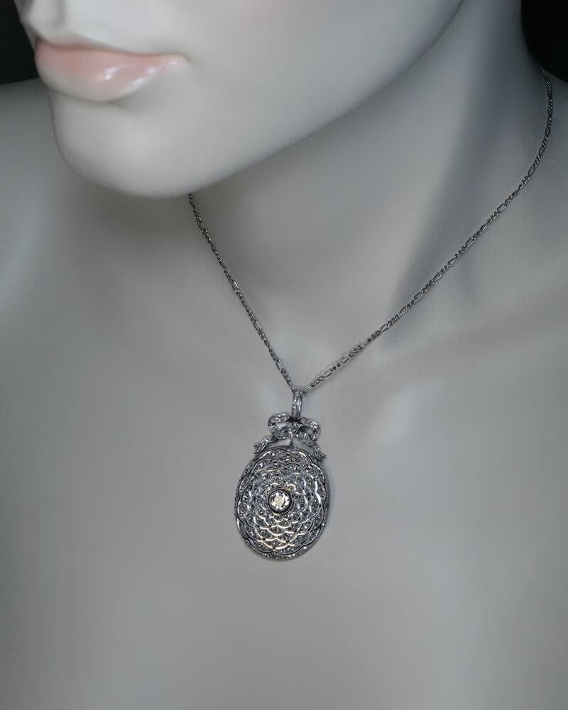 Belle Époque Antike Diamant-Platin-Medaillon-Halskette (Alteuropäischer Schliff) im Angebot