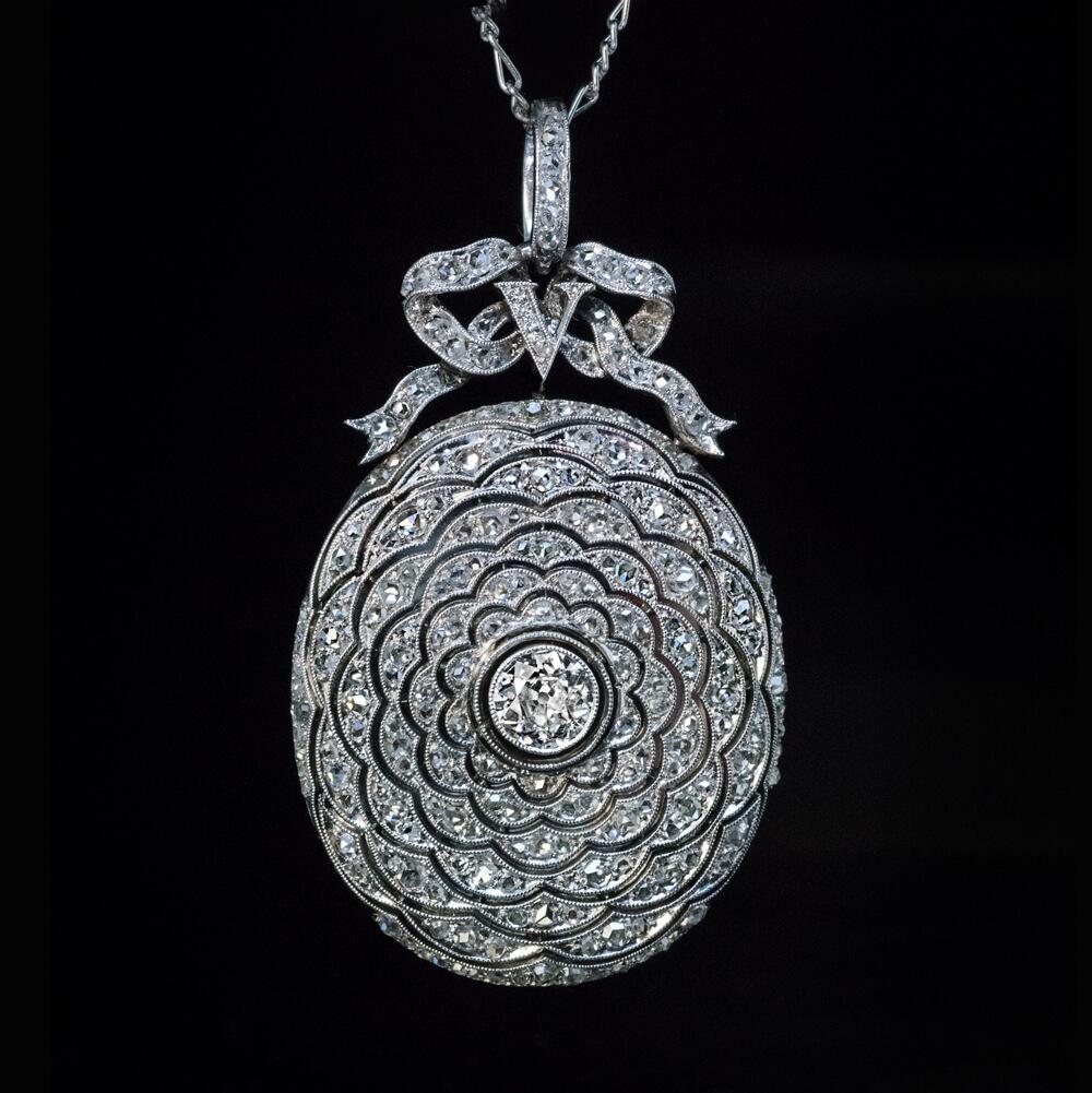 Belle Époque Antique Diamond Platinum Locket Necklace In Excellent Condition For Sale In Chicago, IL