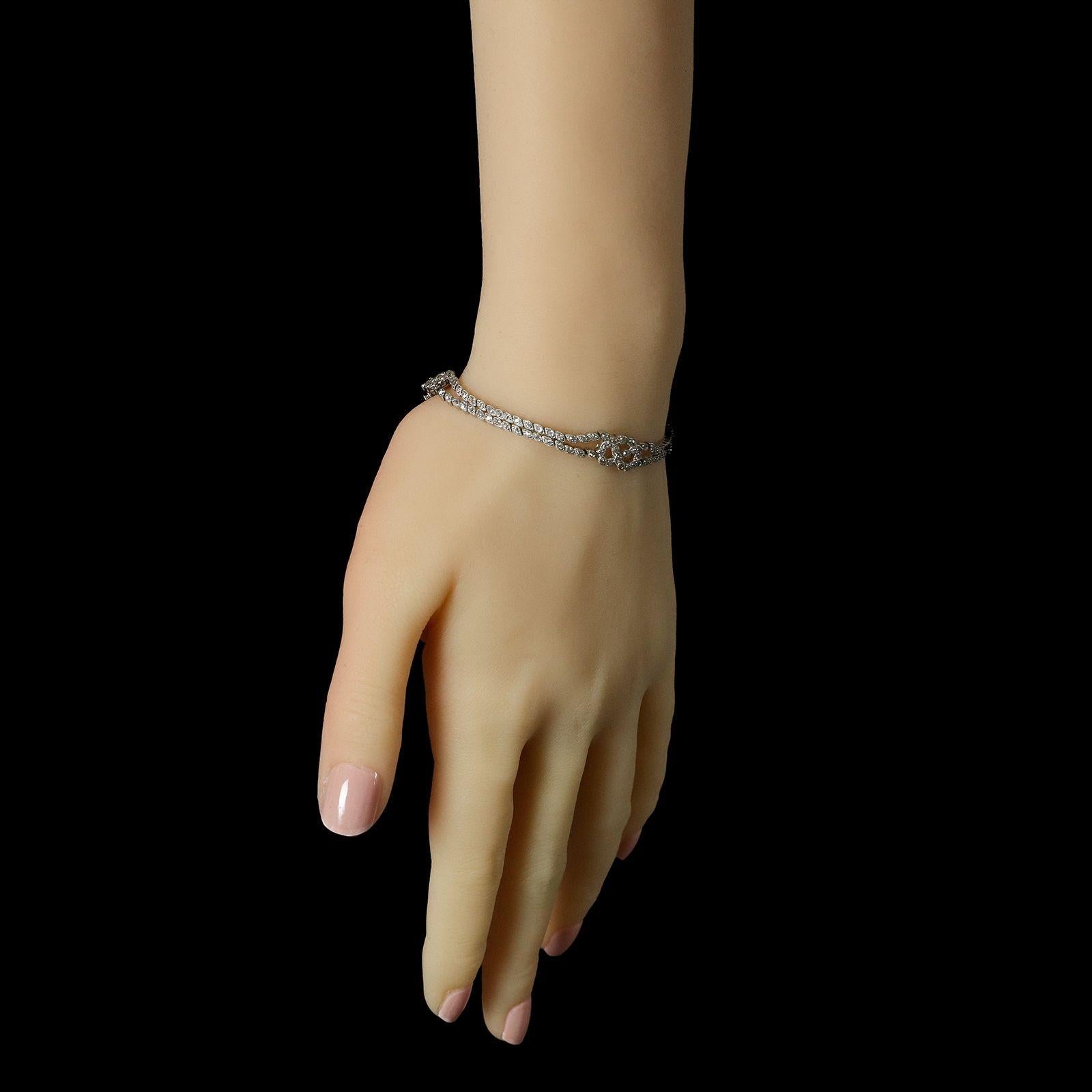 Bracelet ancien à nœuds des amoureux en platine et diamants de la Belle Époque, vers 1910 Unisexe en vente