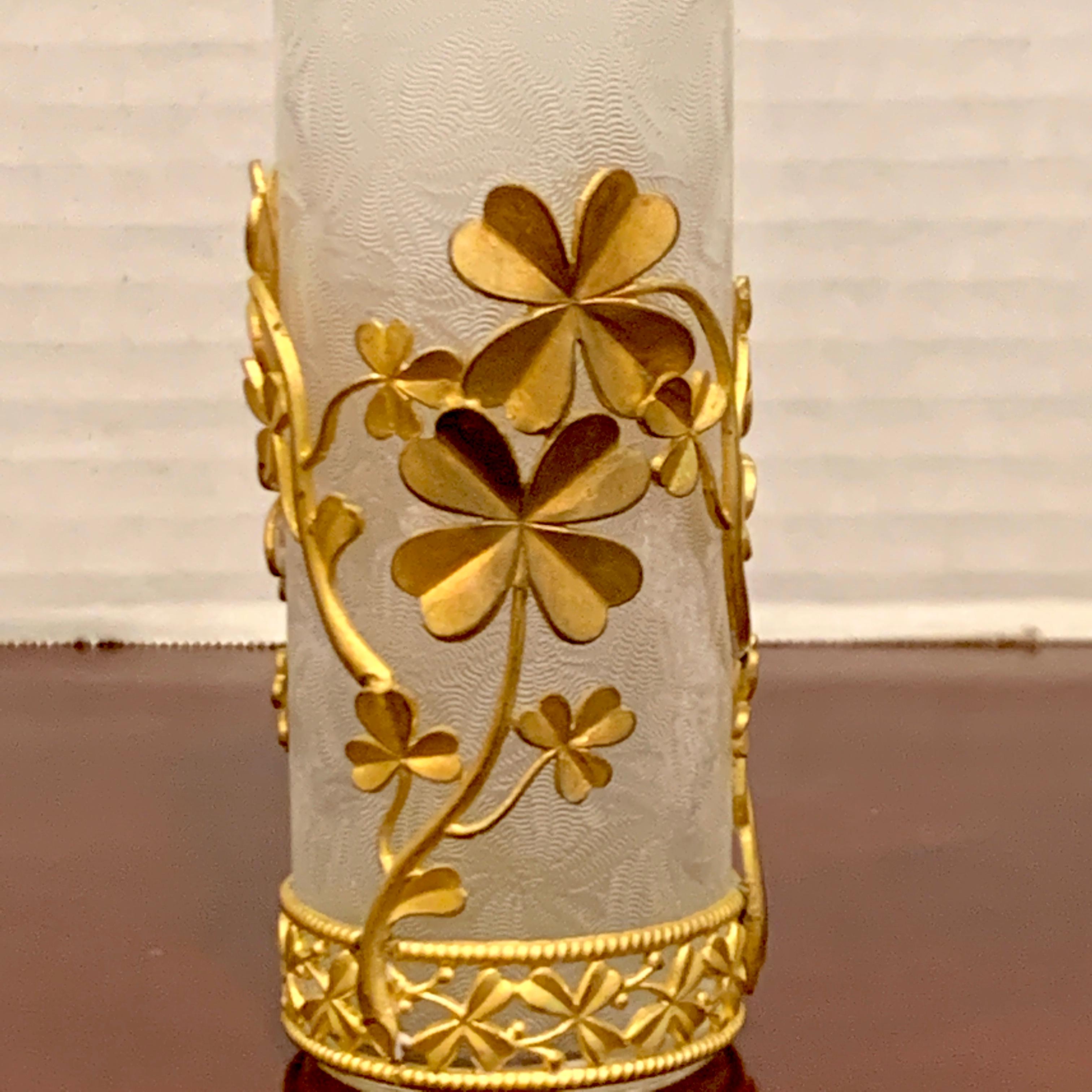 Belle Epoque Baccarat zugeschriebene vierblättrige Kleeblatt-Vase mit Goldbronze-Montierung (Belle Époque) im Angebot