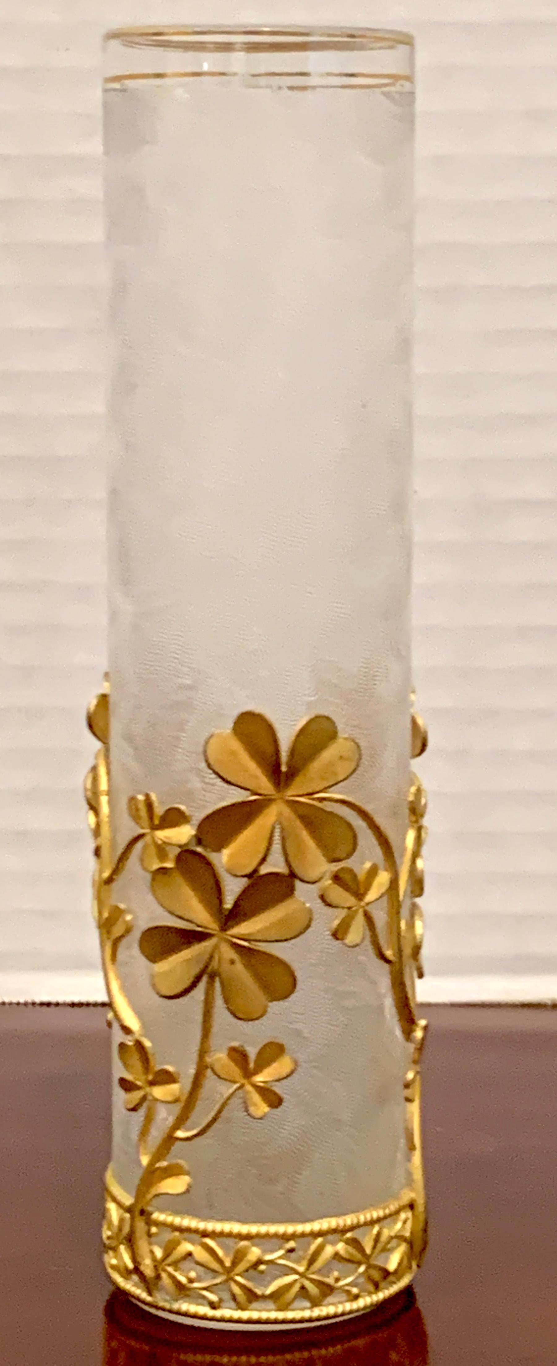 Belle Epoque Baccarat zugeschriebene vierblättrige Kleeblatt-Vase mit Goldbronze-Montierung (Radiert) im Angebot