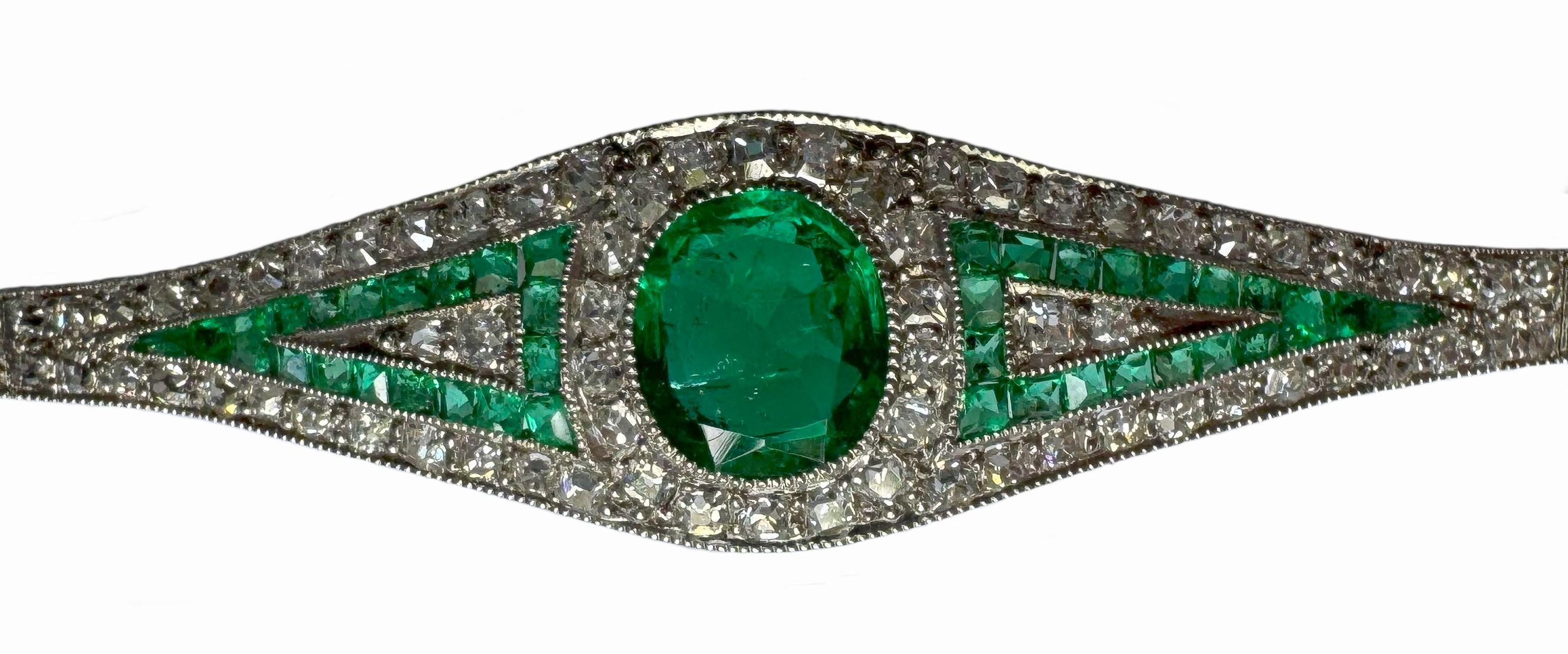 Ce magnifique et délicat bracelet Belle Epoch vous donnera l'impression d'être une reine.
Les émeraudes vertes rayonnantes entourées de diamants, disposées de la manière la plus séduisante qui soit, confèrent à ce bracelet son aspect élégant.
Les