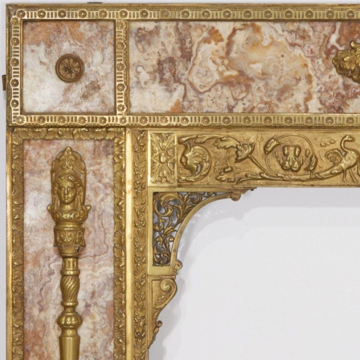 Belle-Époque-Kaminumrandung aus Bronze und Breccia-Marmor, Frankreich, Ende 19. / Anfang 20.

Prächtige Kamineinfassung aus vergoldeter Bronze und Breccia-Marmor aus der Belle Époque, die mit neoklassizistischen Ornamenten und skulpturalen Reliefs