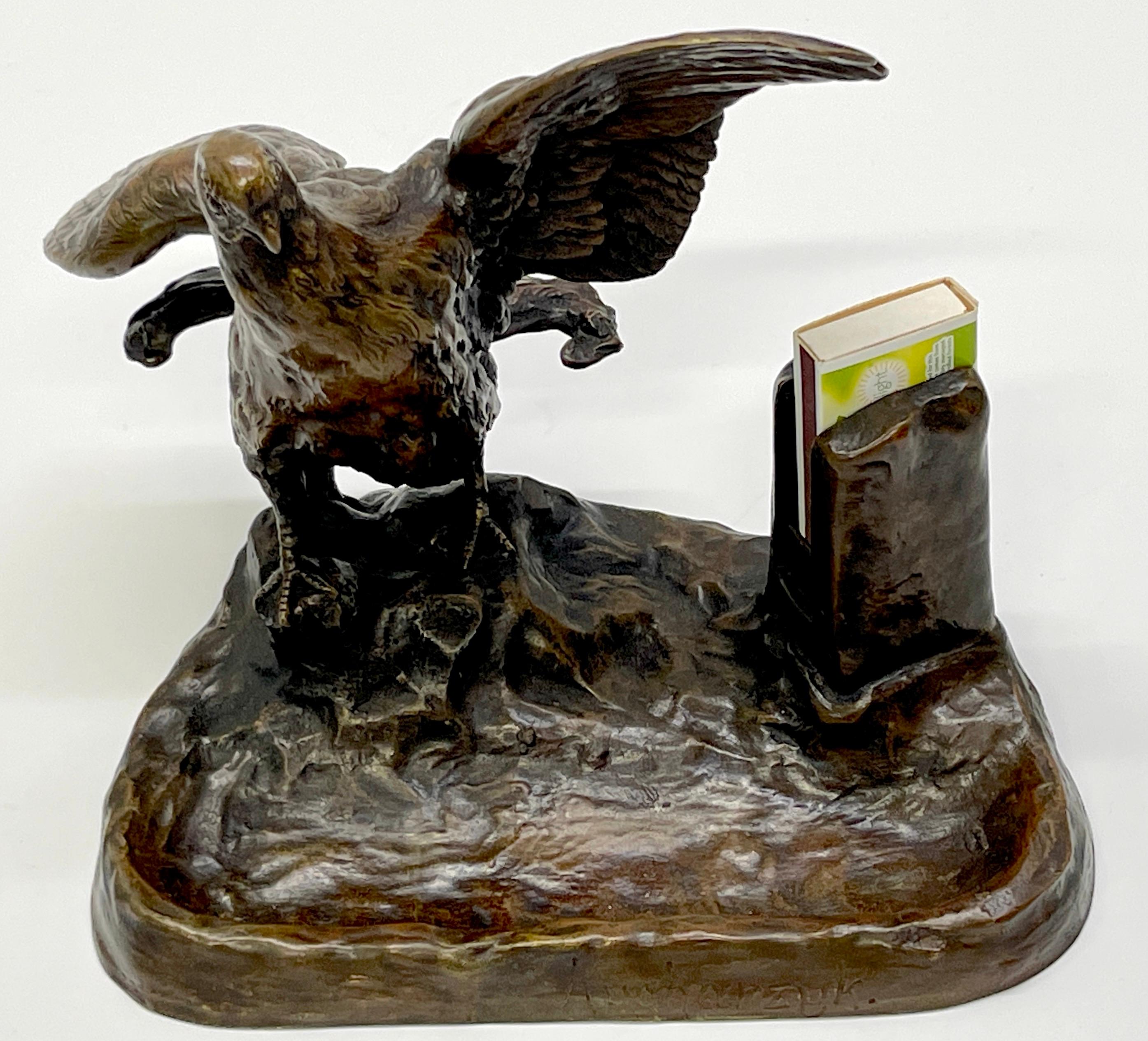 Uccello da caccia in bronzo Belle Époque di Franciszek Jozef Kucharzyk 

Artista/Scultore: Franciszek Jozef Kucharzyk, polacco (1880-1930)

Questo squisito esemplare di uccello da caccia in bronzo della Belle Époque è un pezzo notevole di Franciszek