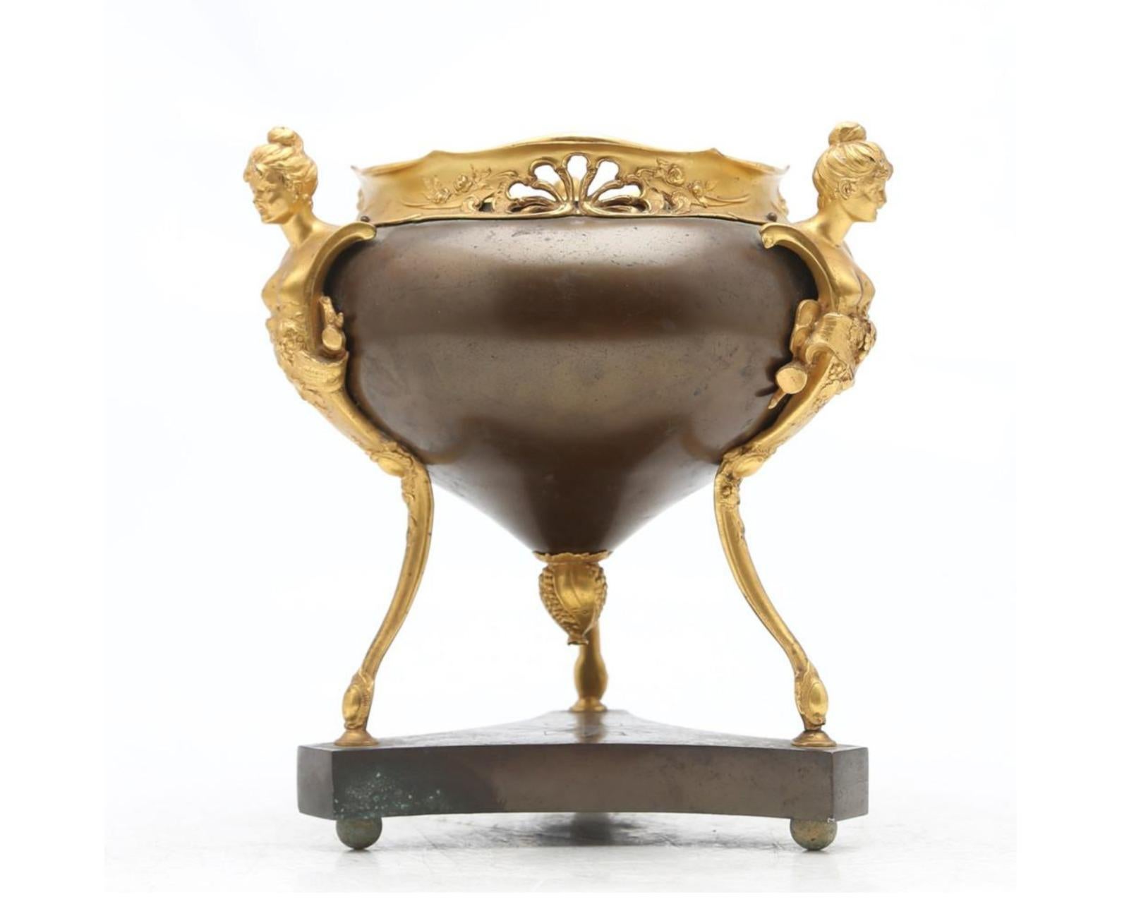 Belle Époque Centrepiece in Bronze early 20th century.
France
with 