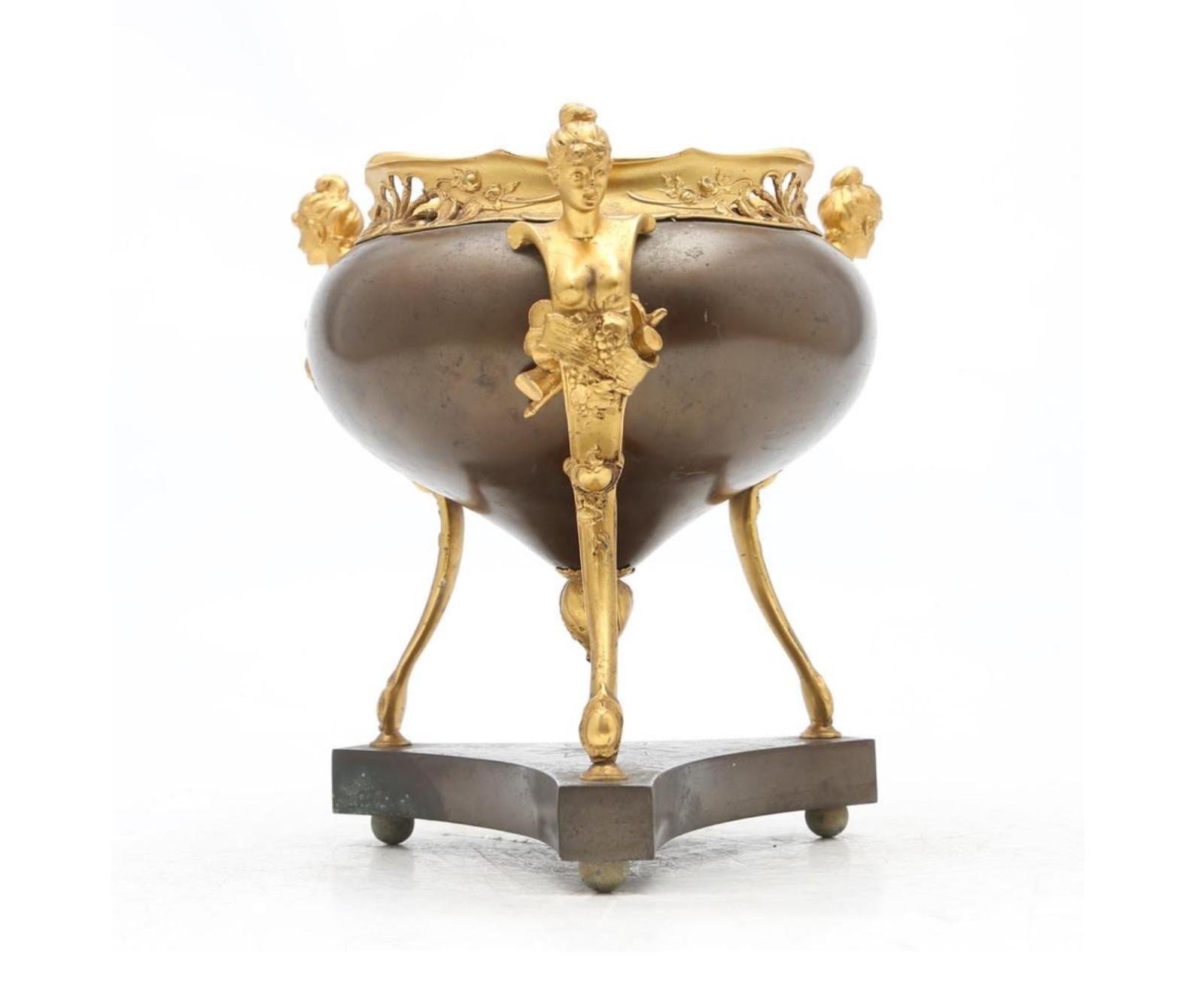 French Belle Époque Centrepiece in Bronze Early 20th Century For Sale