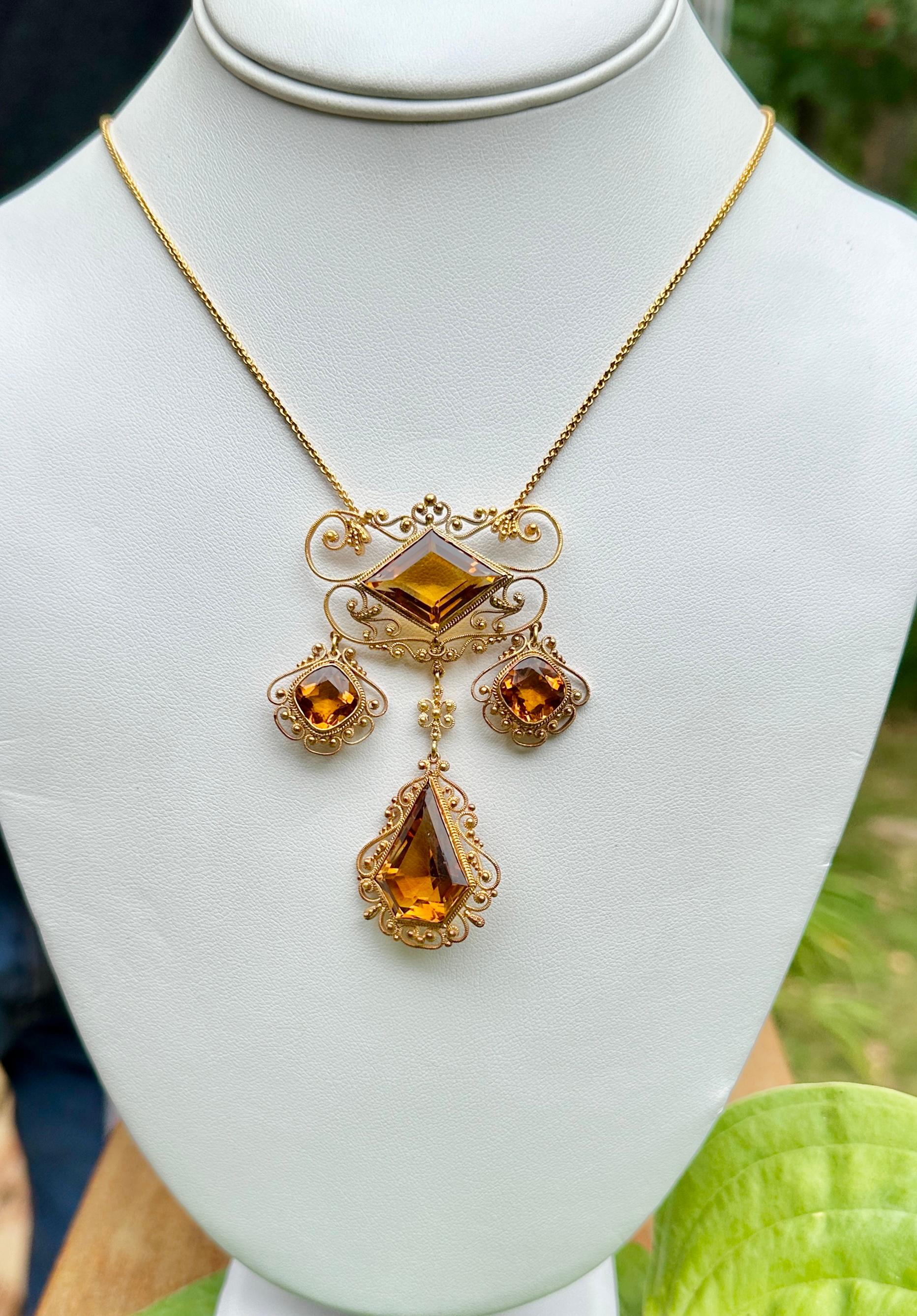 Nous sommes ravis de vous proposer ce magnifique collier à pendentifs en citrine Belle Epoque - Victorien en or jaune 14 carats.  Ce magnifique collier ancien présente quatre citrines naturelles à facettes d'une couleur magnifique et d'une taille