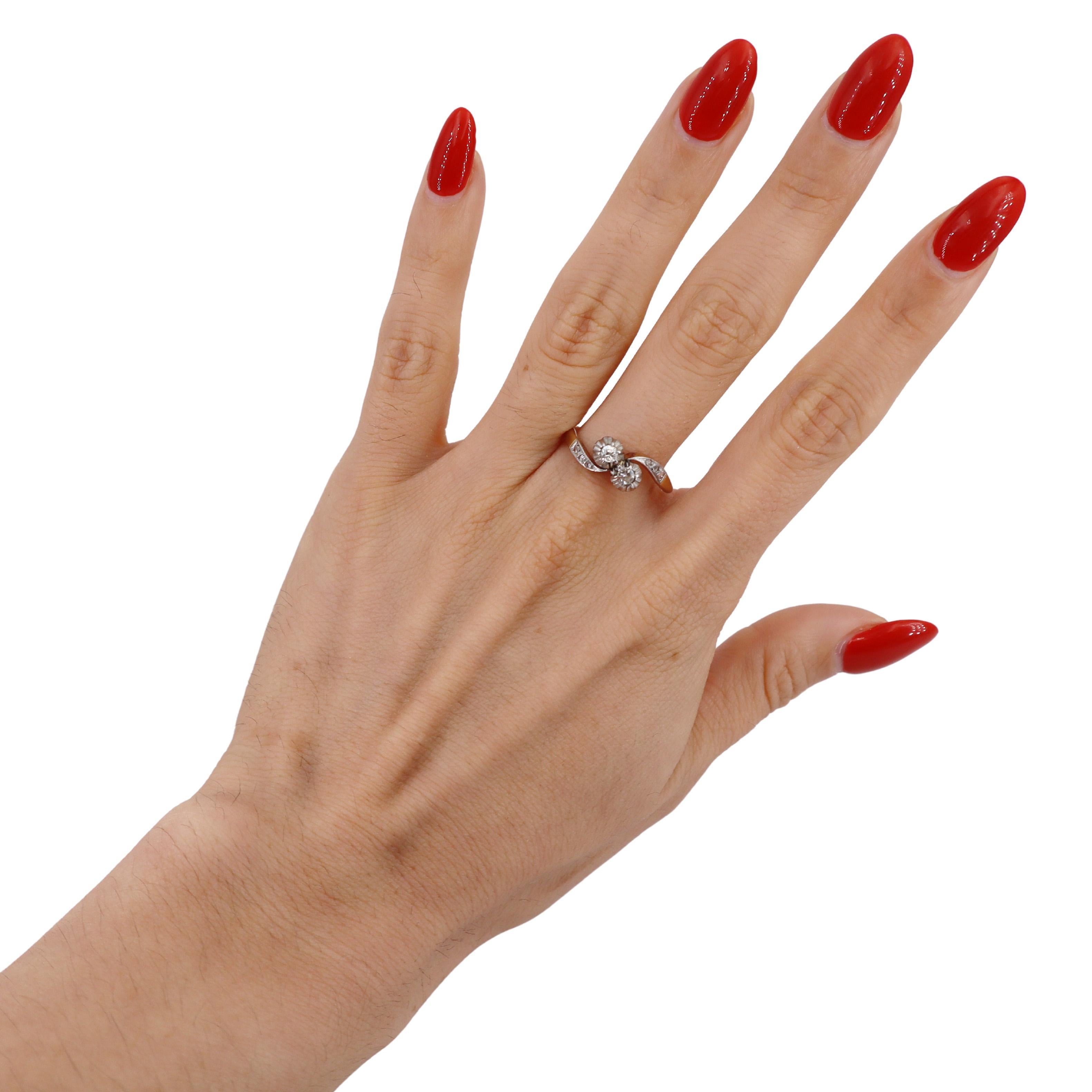 Délicate et élégante, cette bague Belle Époque est réalisée dans un harmonieux mélange d'or jaune 14 carats et de platine. La bague comporte un diamant taille Sigle et un diamant ancienne mine, totalisant environ 0,20 carats, de couleur H-K et de
