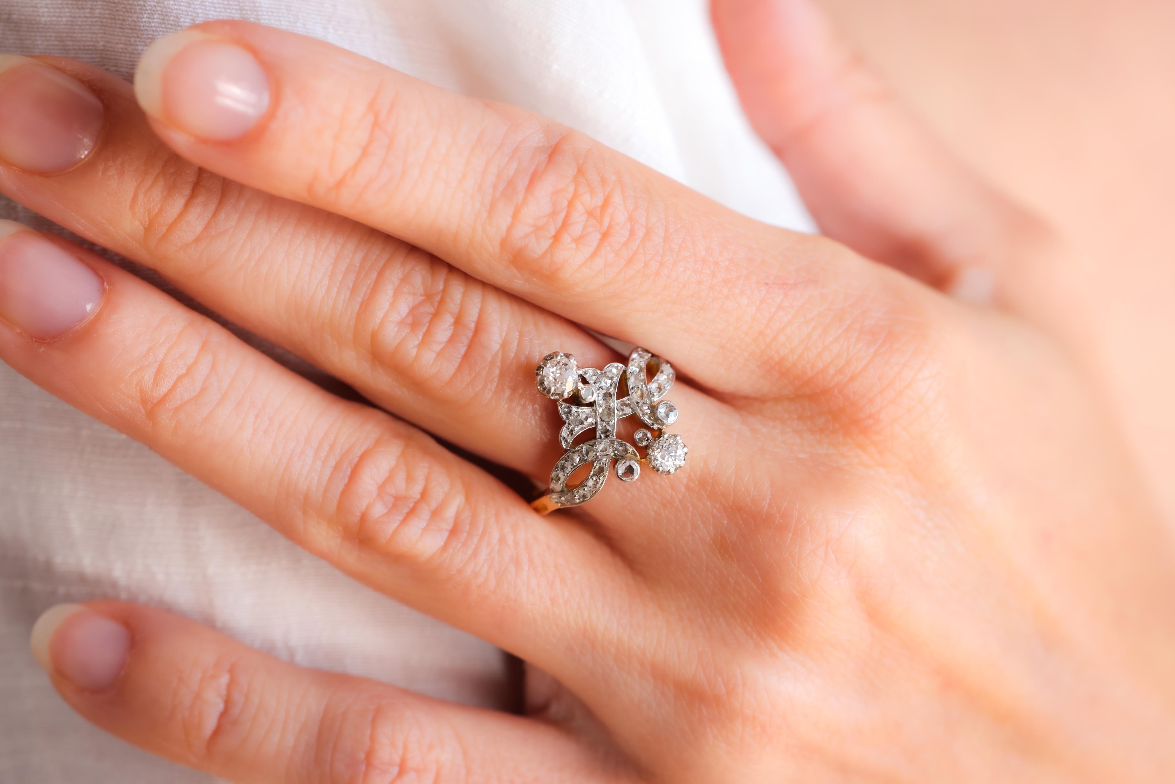 Mittelstein: 2 Diamanten
Schnitt: Alteuropäisch
Gewicht: Ungefähr 0,4 Karat
Farbe: I
Klarheit: VS
Akzentuierungsstein: 39 Diamanten
Schnitt: Rose 
Gewicht: Ungefähr 0,25 Karat
Farbe: H
Klarheit: SI
Metall: 18K Gelbgold und Silber
Epoche: Belle