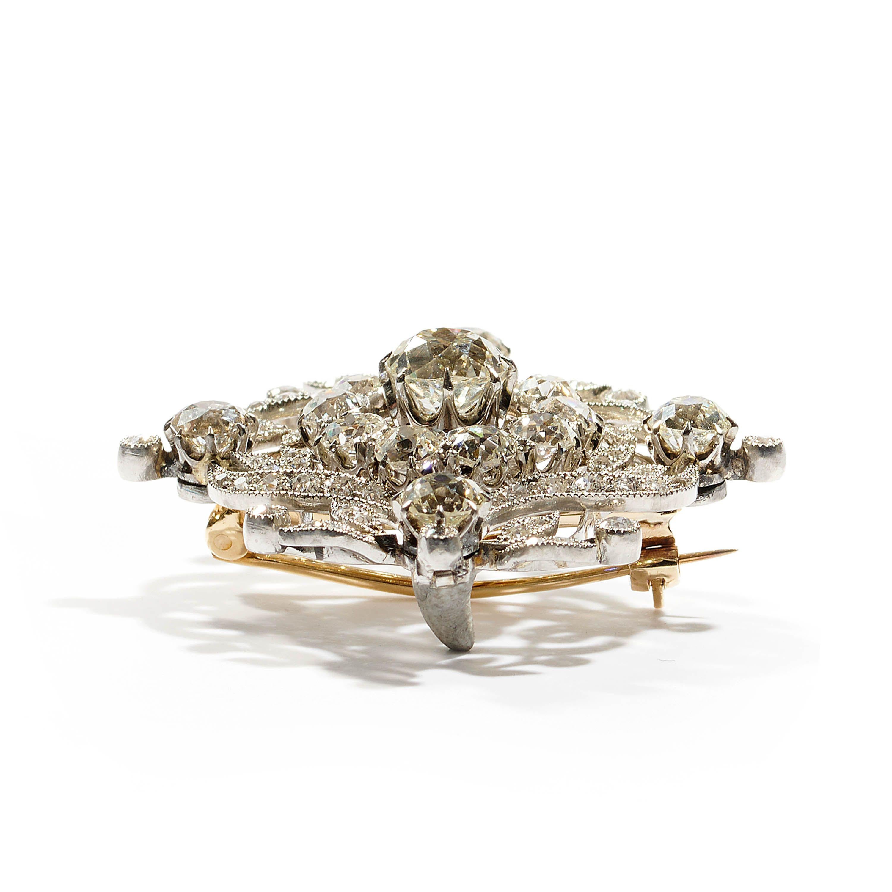 Taille coussin Broche Belle Époque en diamant et platine, vers 1910 en vente