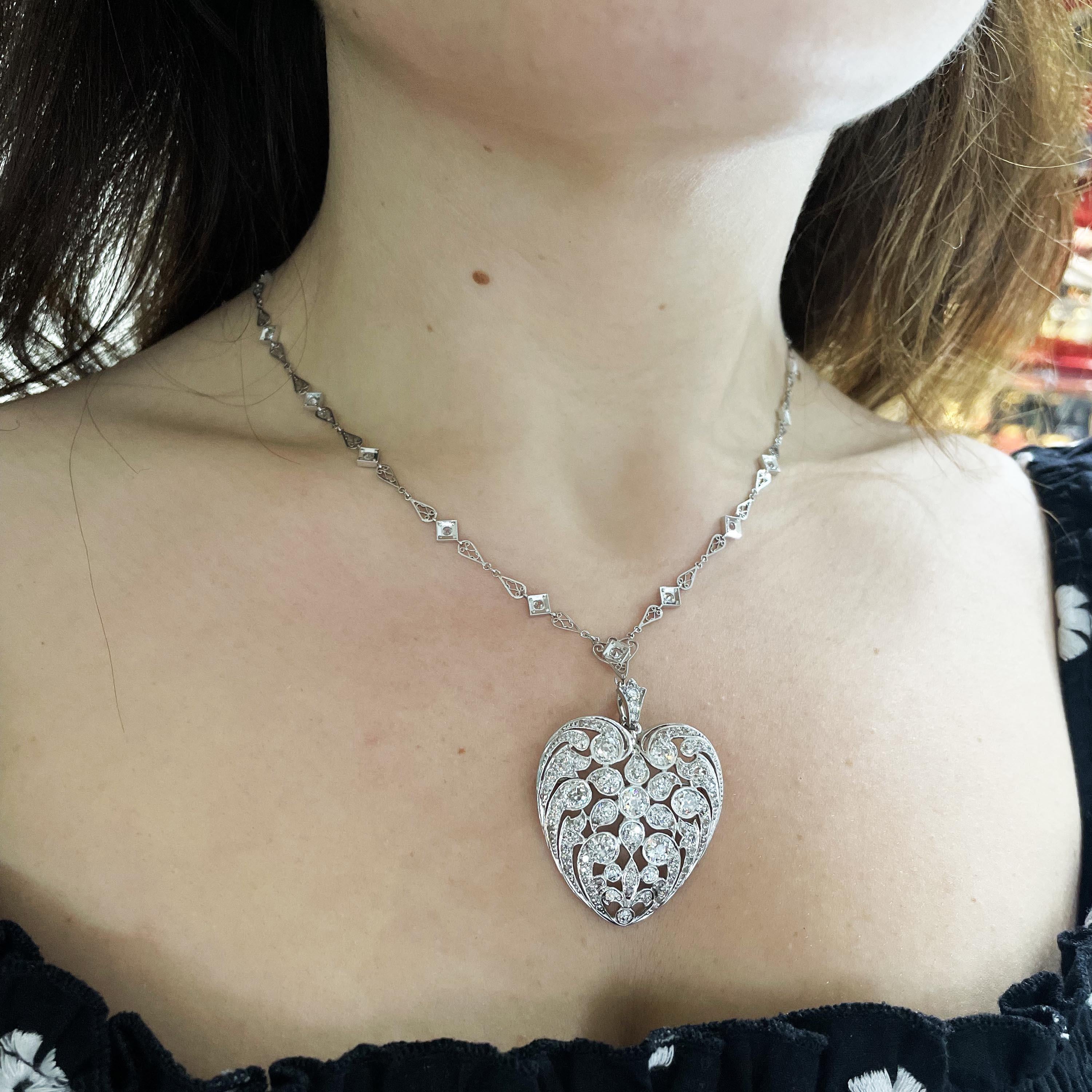 Pendentif et chaîne Belle Époque en diamant et platine, serti d'un diamant taille ancienne au centre, dans une monture en rubis, entouré d'une grappe de pétales en forme de poire, sertis de diamants taille ancienne et de diamants taille rose plus