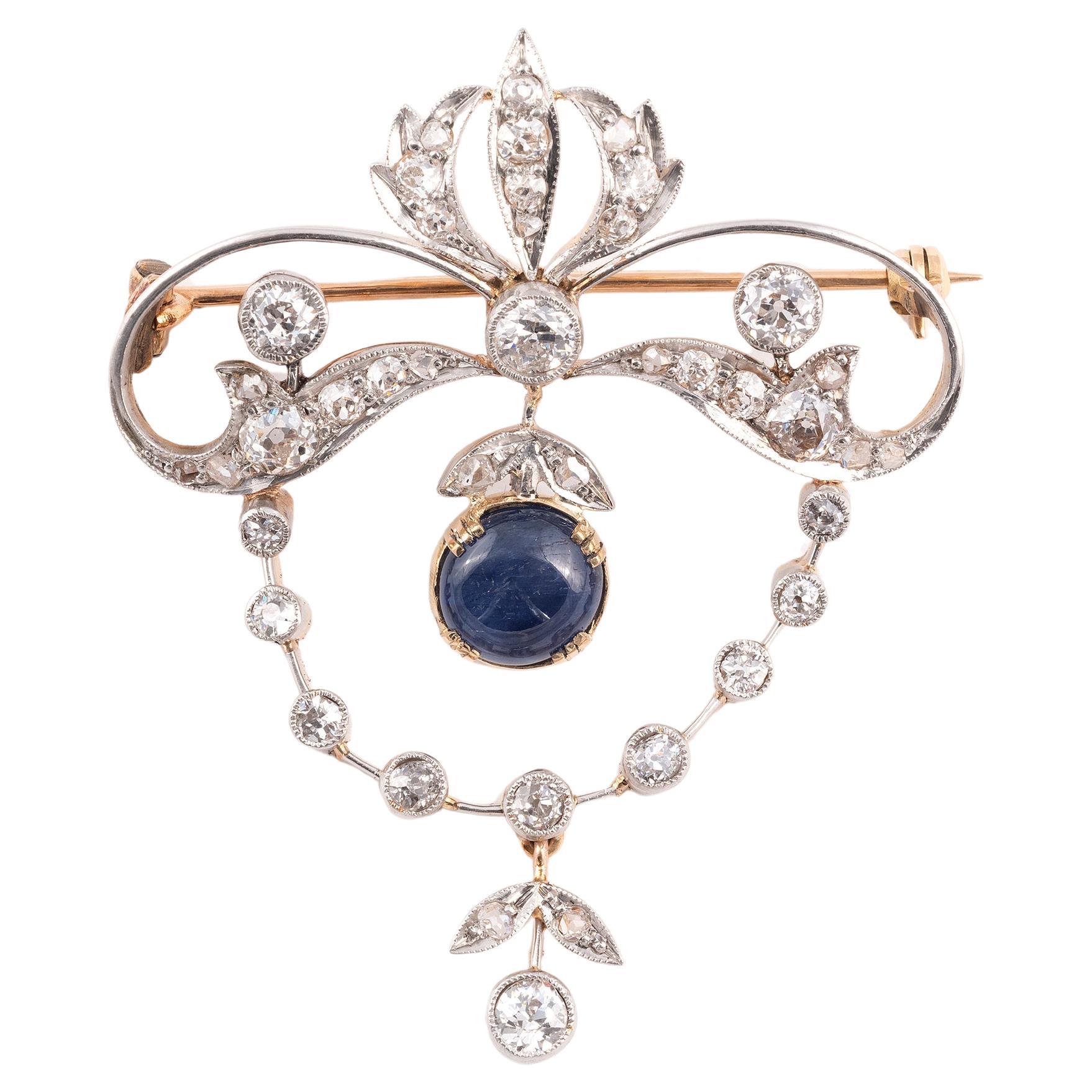 Of openwork design with central round sapphire cabochon approximately 2.5ct to an old brilliant-cut diamond scrolling surround approximately 1.5ct, circa 1880, mounted in platinum and gold,
Long : 4.5cm
Weight: 9,72
Original Case