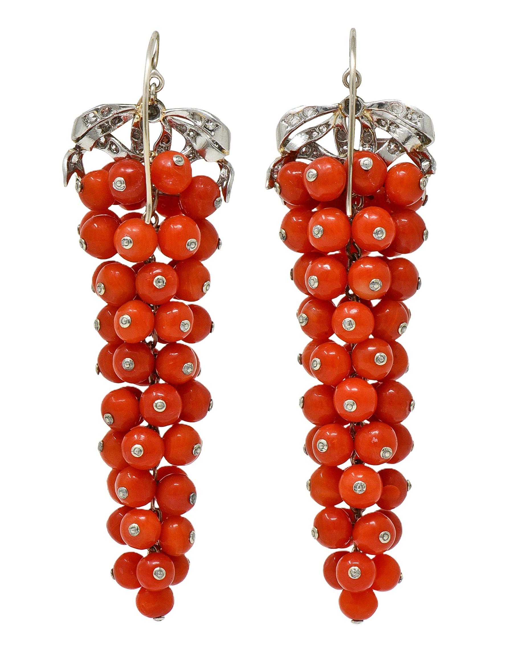 Pendants d'oreilles Belle Époque diamant corail perle platine raisin antique Excellent état - En vente à Philadelphia, PA