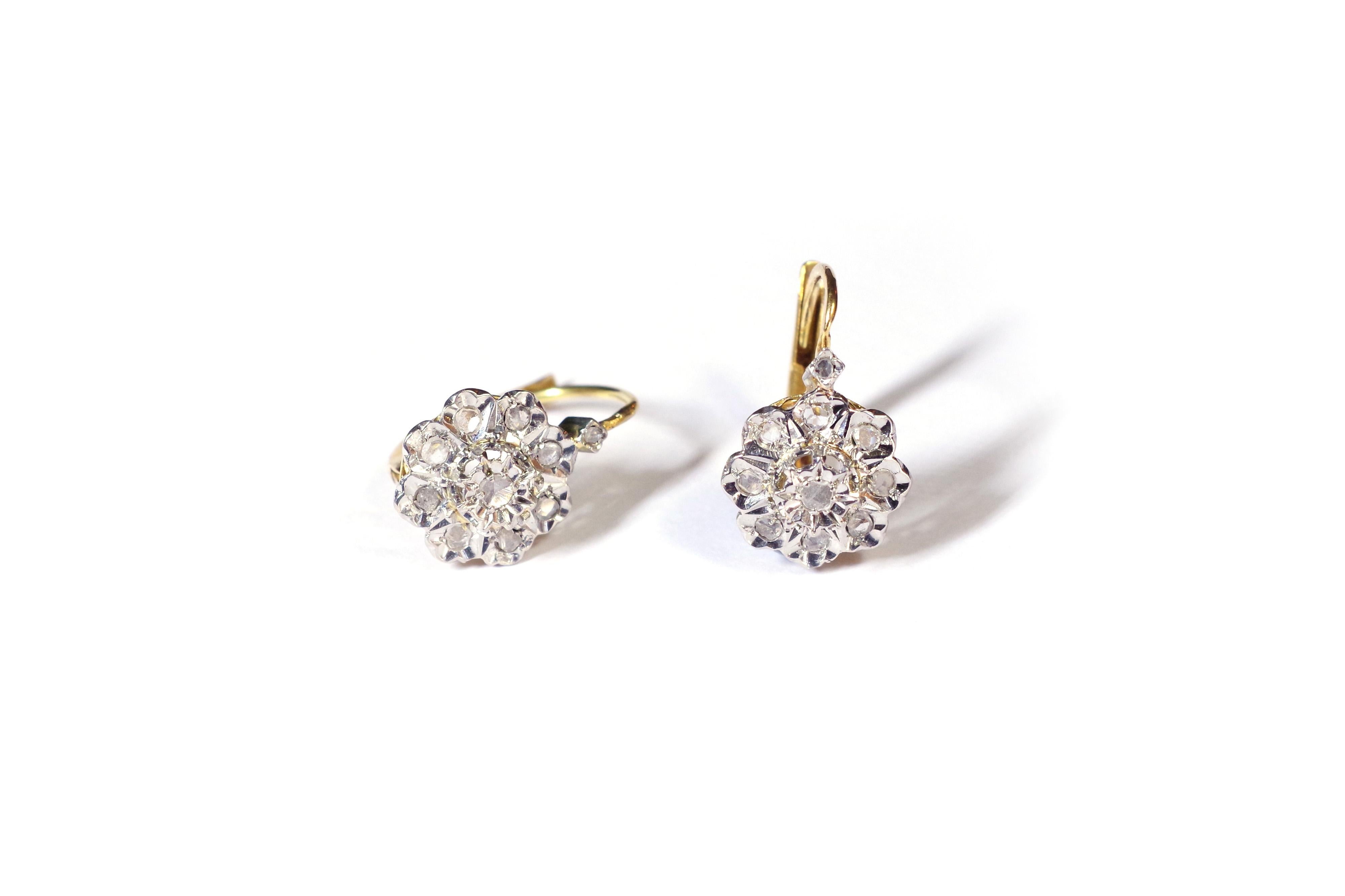 Belle Epoque diamond earrings in 18 karat yellow gold and platinum. Drop earrings forming a flower or daisy, decorated with ten flat rose-cut diamonds in a setting in platinum. The setting of the earrings is in yellow gold. Antique earrings from the