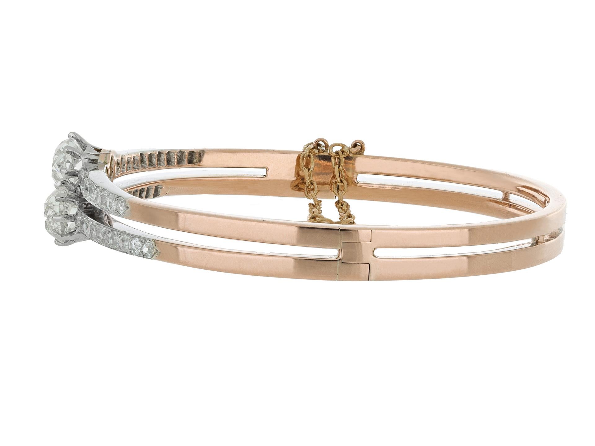 Braccialetto a cerniera con diamanti Belle Époque. Diagonalmente è incastonato un diamante di vecchia miniera a forma di cuscino in una montatura a griffe aperta sul retro con un peso approssimativo di 1,70 carati e un diamante di vecchia miniera a