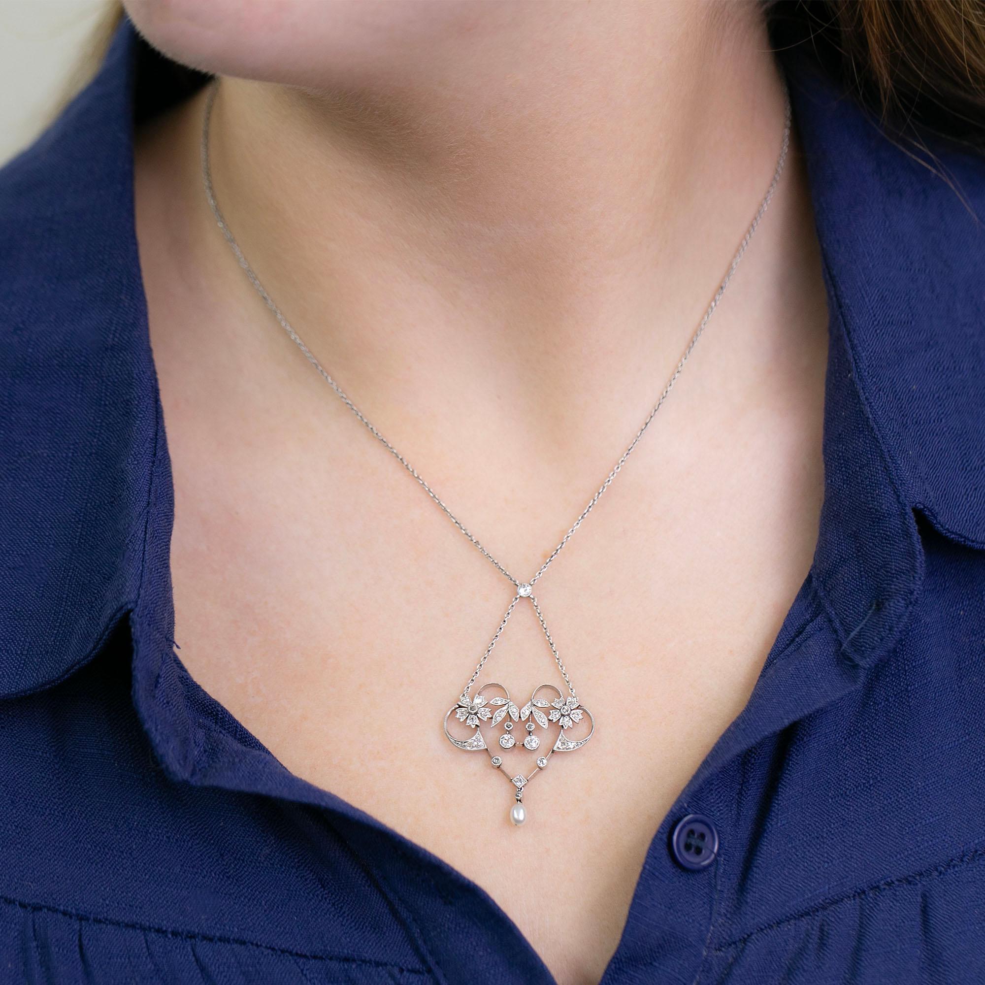 Questo collarino French Belle Epoque Lavaliere è caratterizzato da una sottile catena che sospende un ciondolo a goccia con diamanti incastonati. Si tratta di una bella lavorazione a coltello con incastonatura a grana fine a forma di cuore aperto,
