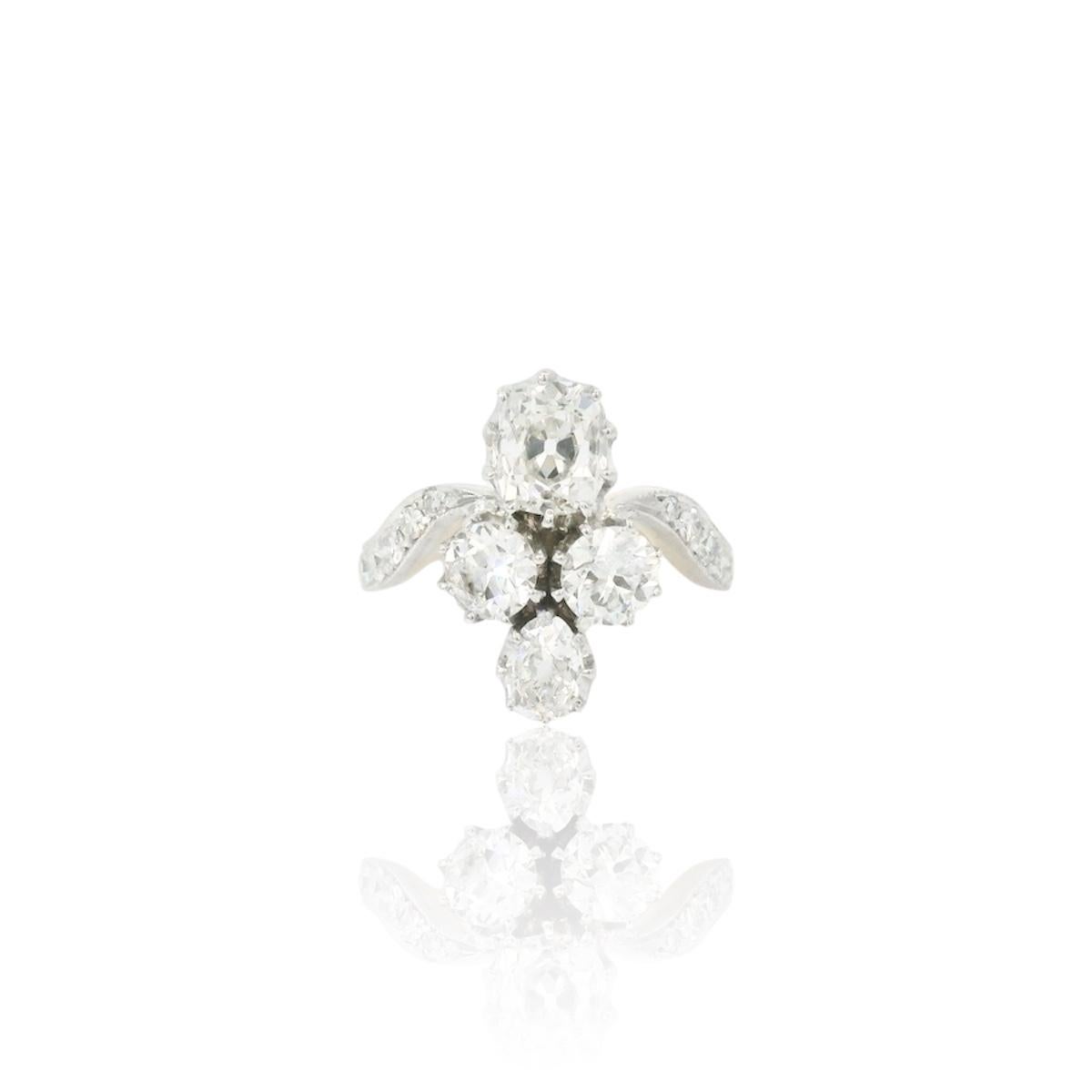 Anello bicolore in oro giallo e bianco 18 carati ispirato alla Belle époque. 

Anello molto affascinante con diamanti taglio vecchio unici e rarissimi diamanti taglio vecchio color champagne. 

Si adatta perfettamente alla mano. 

L'anello è