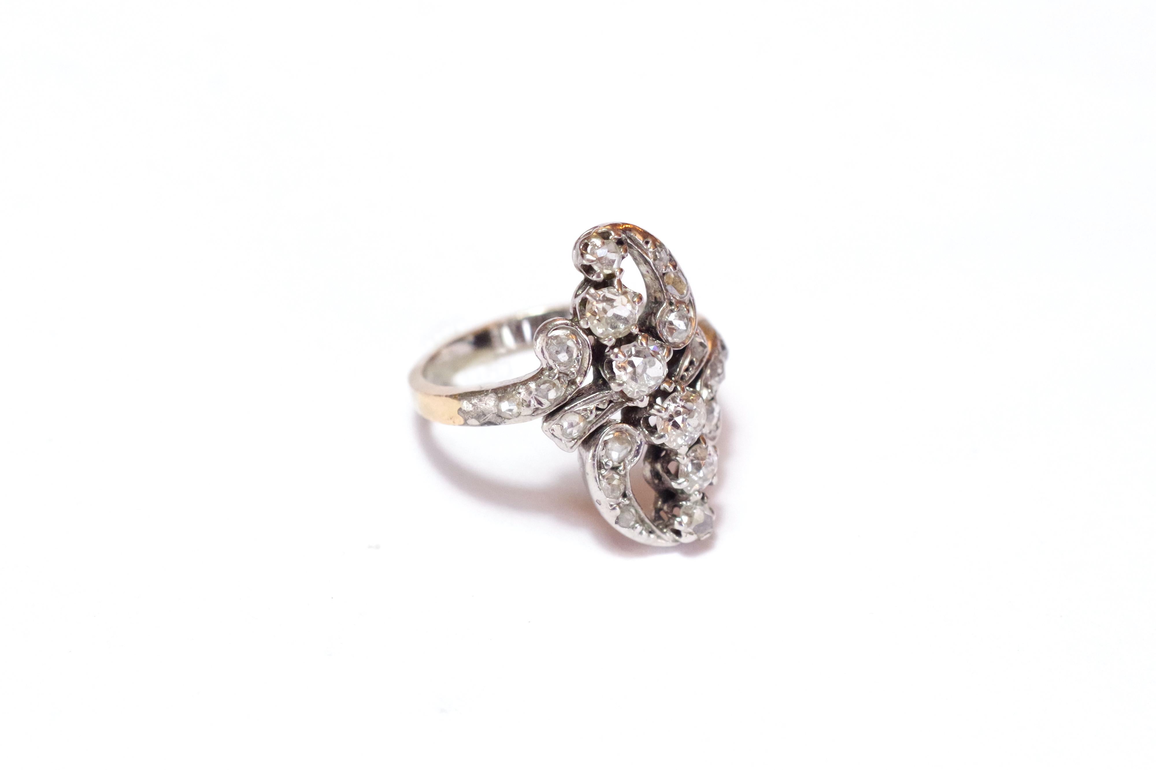 Anello con diamante French Belle Epoque in oro bianco 18 carati e platino. Al centro, 4 diamanti taglio vecchio e 2 diamanti taglio rosa sono disposti in un cartiglio, incorniciato da linee a virgola ornate da 14 diamanti taglio rosa. Opere francesi