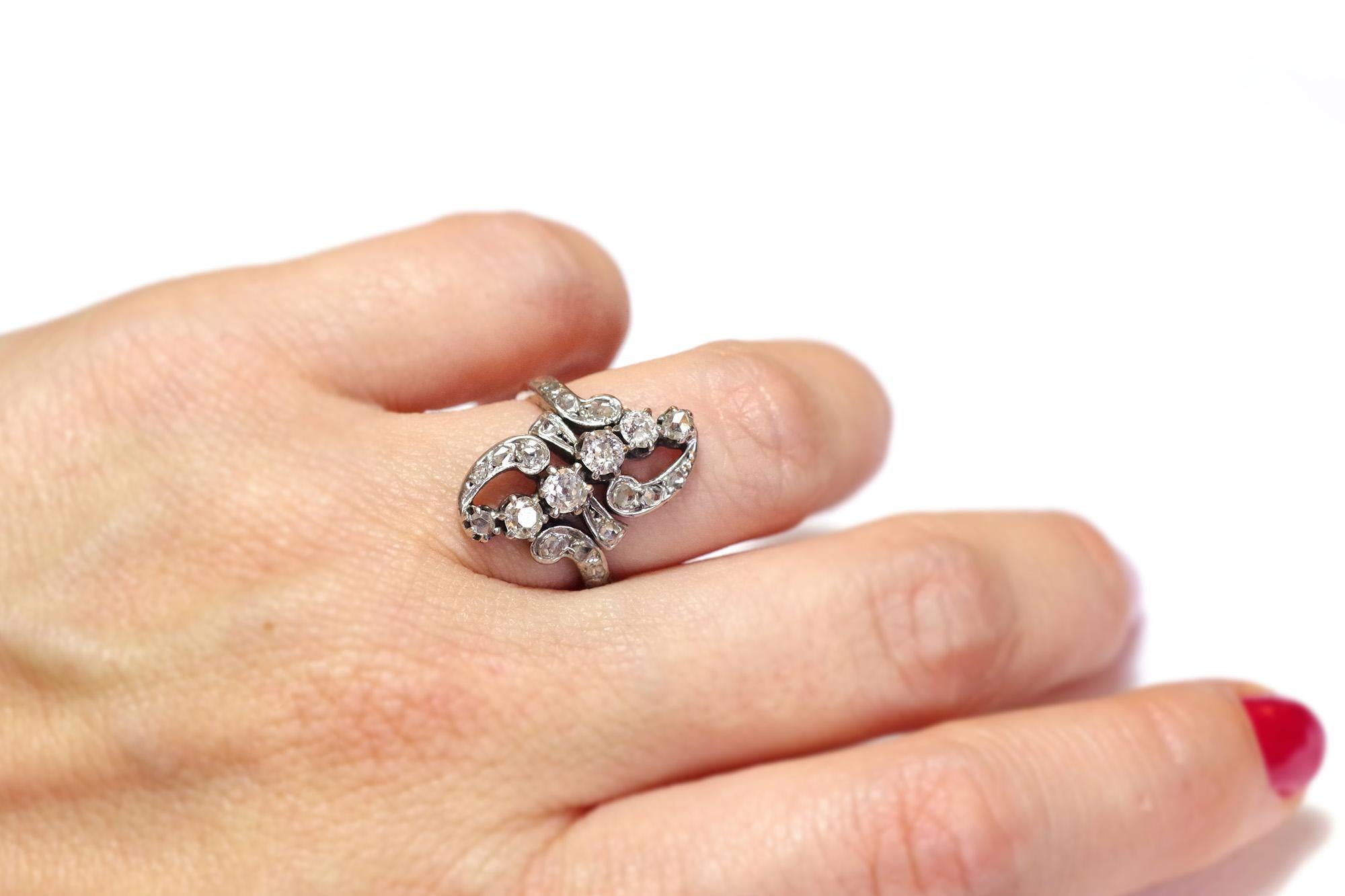 Taglio antico europeo Anello Belle Epoque con diamanti in oro 18 carati, 0,55 carati di diamanti, anello a grappolo in vendita