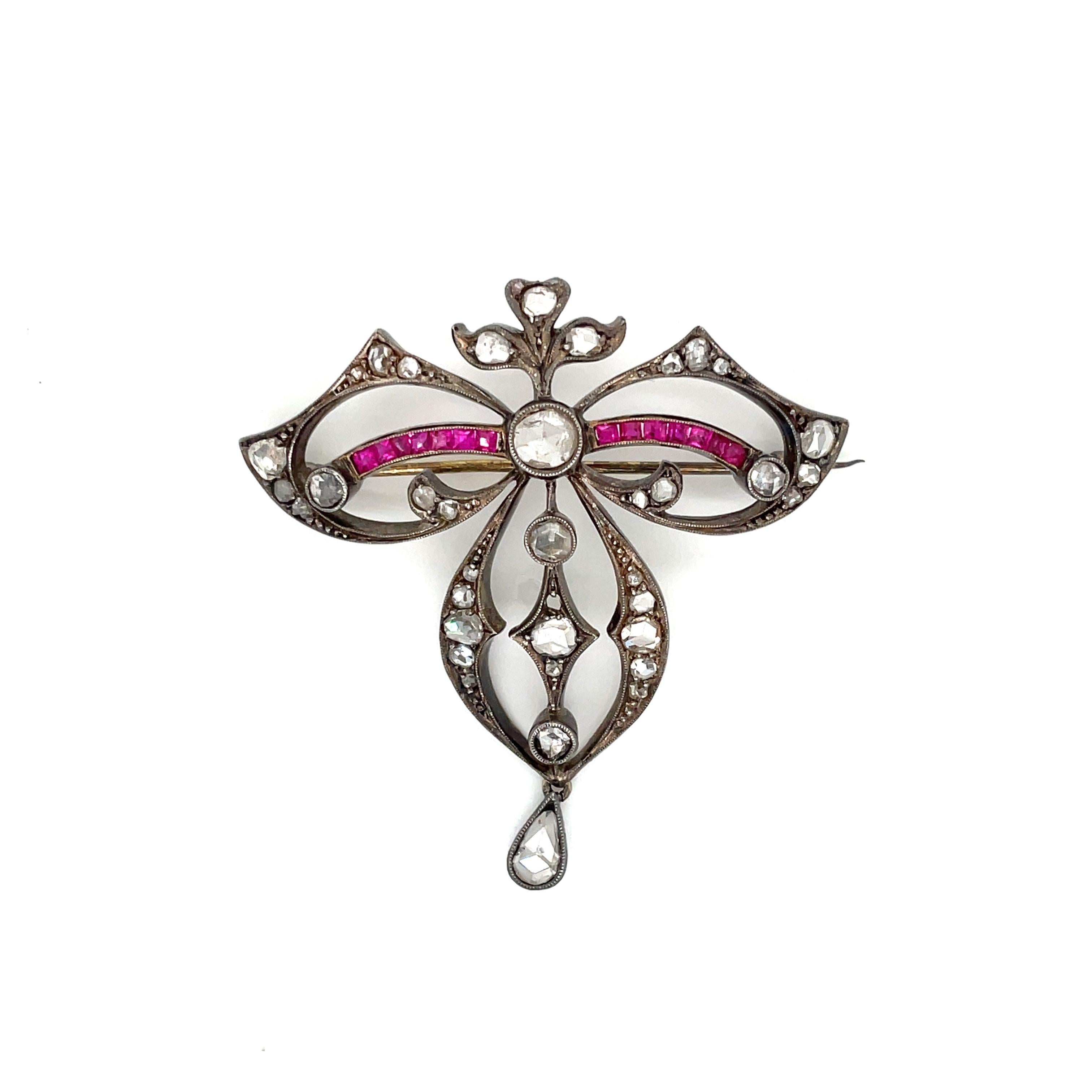 Wonderful Belle Epoque brooch in 12 kt gold and silver with sparkling rose-cut diamonds (approx. 1.50 ct) and vivid baguette-cut rubies (approx. 2.00 ct). The brooch, perfectly preserved, does not show any signs of wear. It was designed to also be