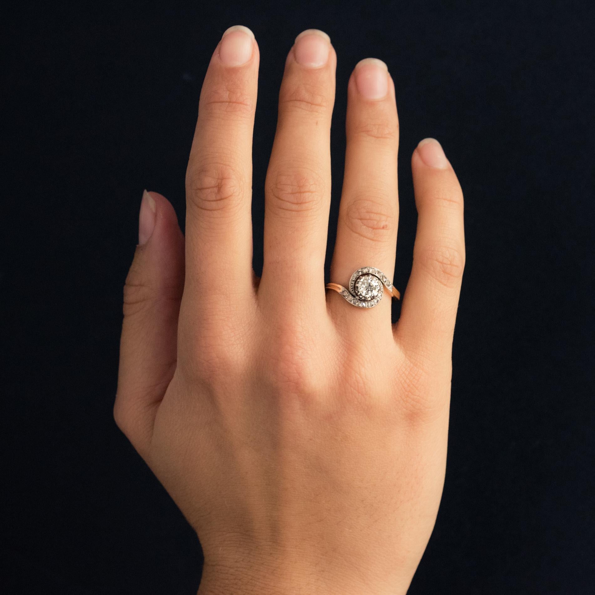 Ring aus 18 Karat Gelbgold und Platin. 
Dieser antike Ring ist mit einem antiken Brillanten in Krallenfassung geschmückt:: der auf beiden Seiten asymmetrisch von Tropfen aus Diamanten im Rosenschliff umgeben ist. 
Gewicht des Hauptdiamanten: ca.