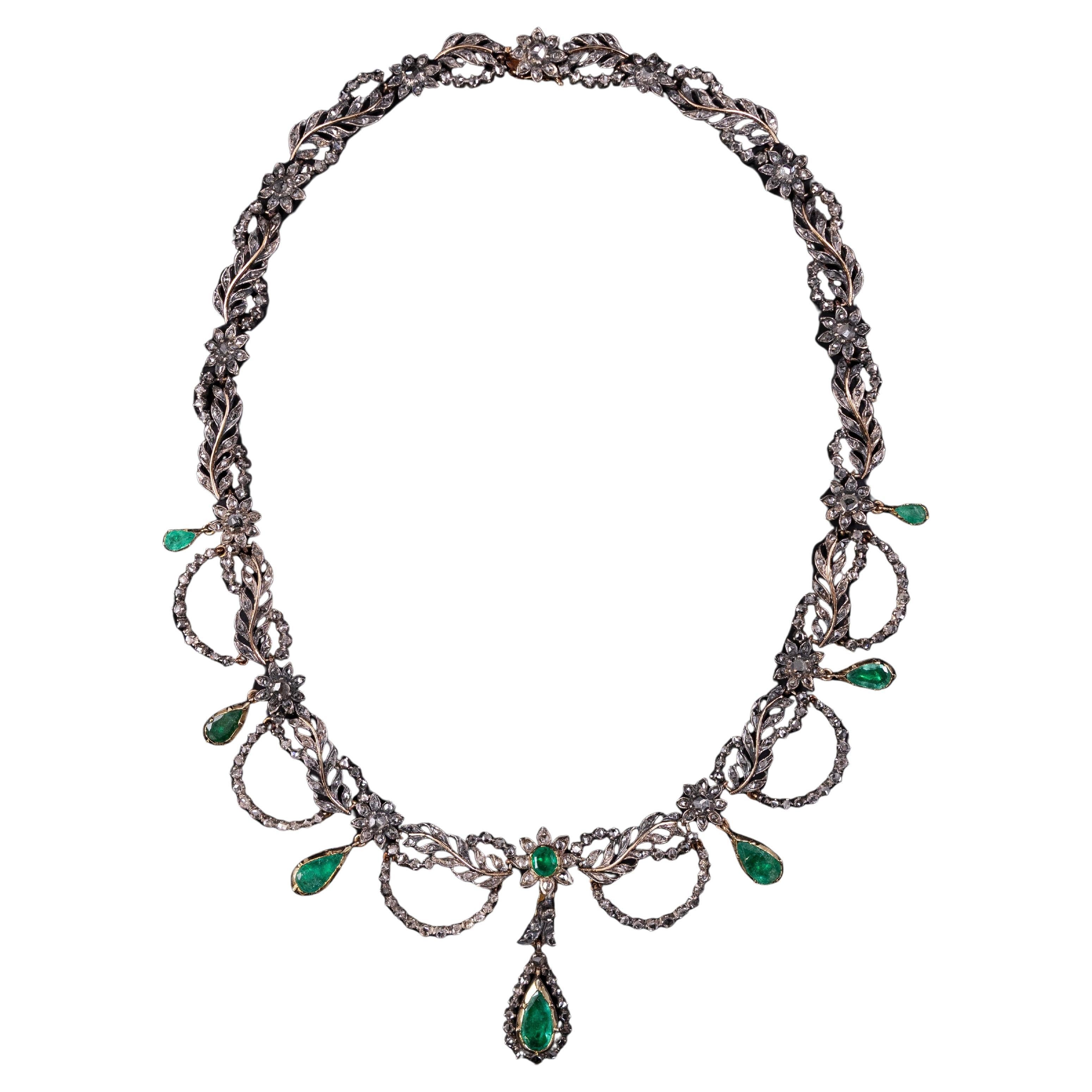 Collana con ghirlanda di diamanti e smeraldi in stile Belle Epoque Edwardiano, in oro e argento