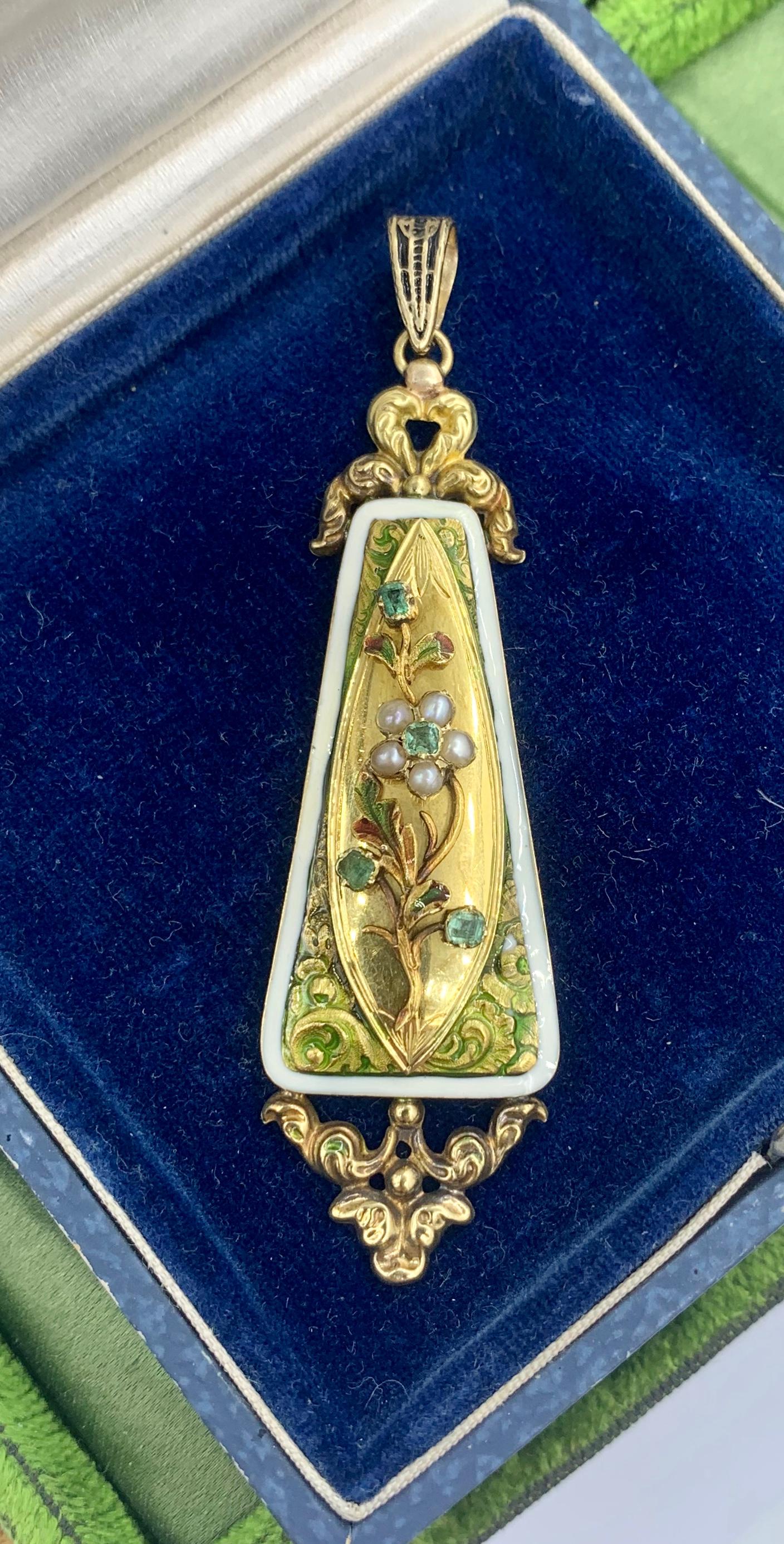CONCEDITI UNO SPLENDIDO CIONDOLO ANTICO CON SMERALDO, PERLE E SMALTO BELLE EPOQUE - ART NOUVEAU A MOTIVO FLOREALE IN ORO 14 CARATI CON UN FIORE DEL NONTISCORDARDIME ORNATO DA PETALI DI PERLE, CENTRO E BOCCIOLI DI SMERALDO.  IL CIONDOLO ANTICO RISALE