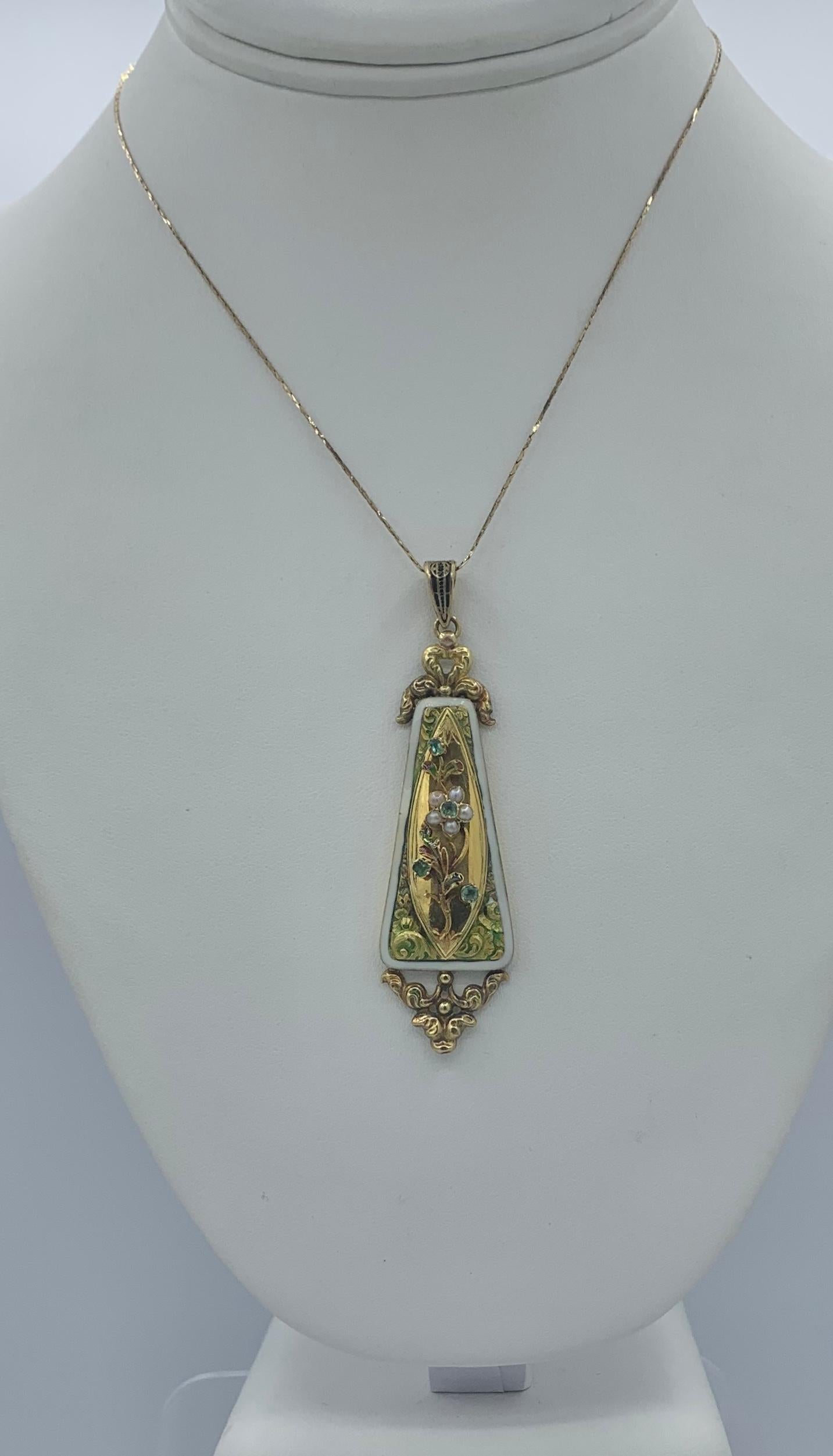 Collana con ciondolo a forma di fiore di smeraldo Belle Epoque Forget-Me-Not Smalto oro 14 carati In condizioni ottime in vendita a New York, NY