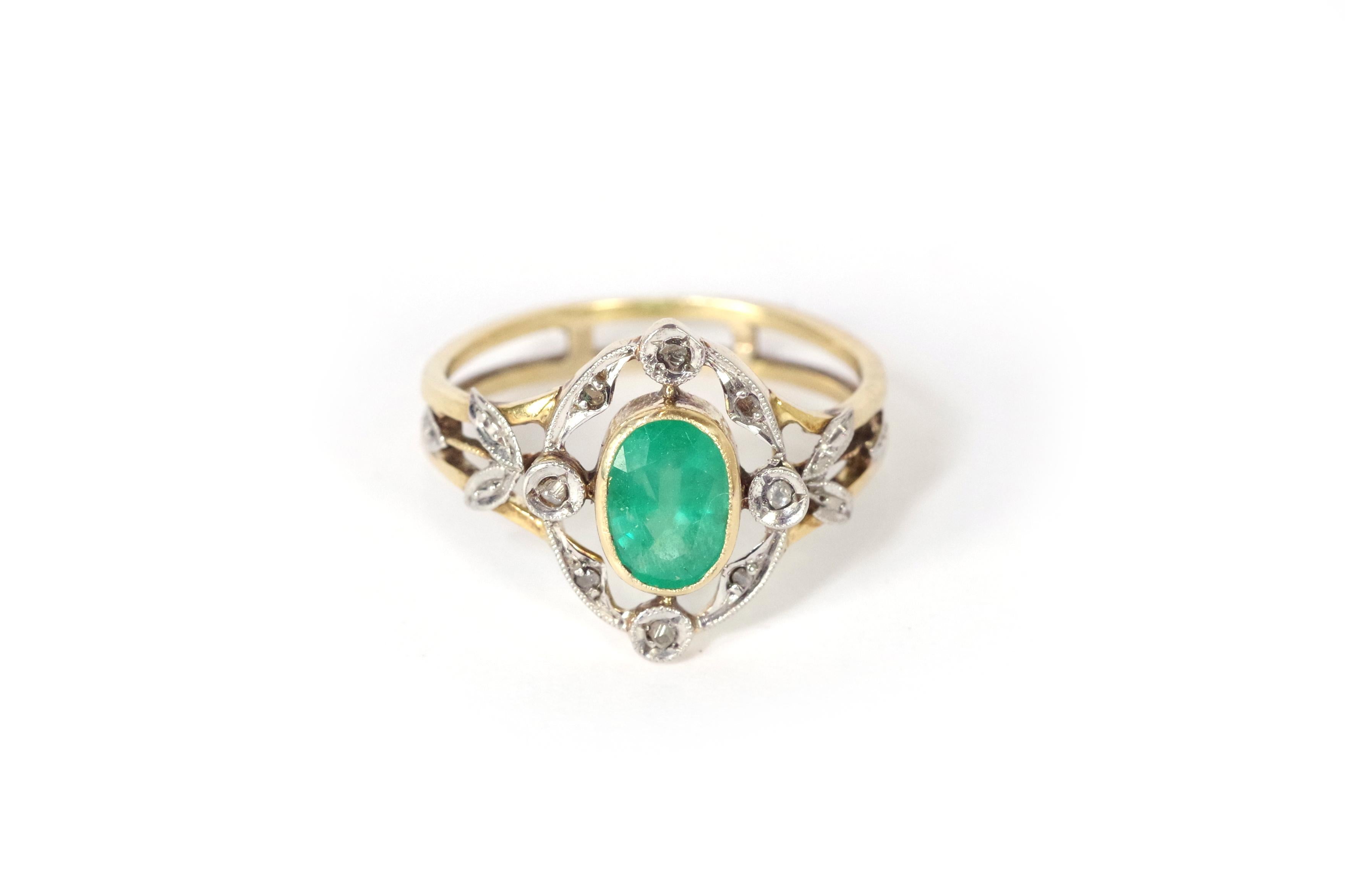 Belle-Epoque-Smaragdring aus 18 Karat Gelbgold und Platin. Exquisiter Ring aus der Belle Epoque mit einem zentralen ovalen Smaragd von 0,77 Karat in einer gewellten Krallenfassung. Der Smaragd ist von acht Diamanten im Rosenschliff umgeben, die in