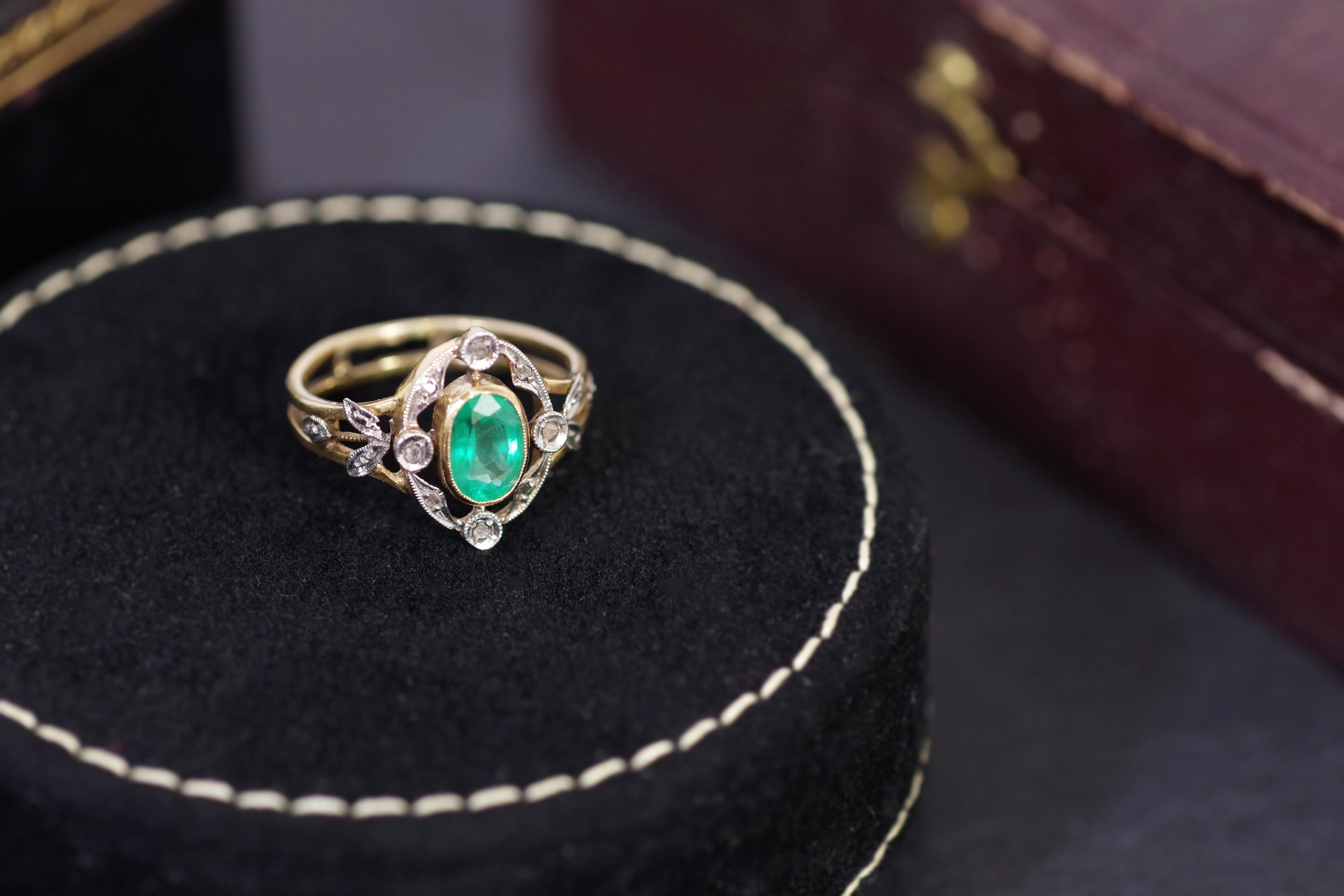 Smaragdring aus 18 Karat Gold und Platin mit Smaragd aus der Belle Epoque im Angebot 3