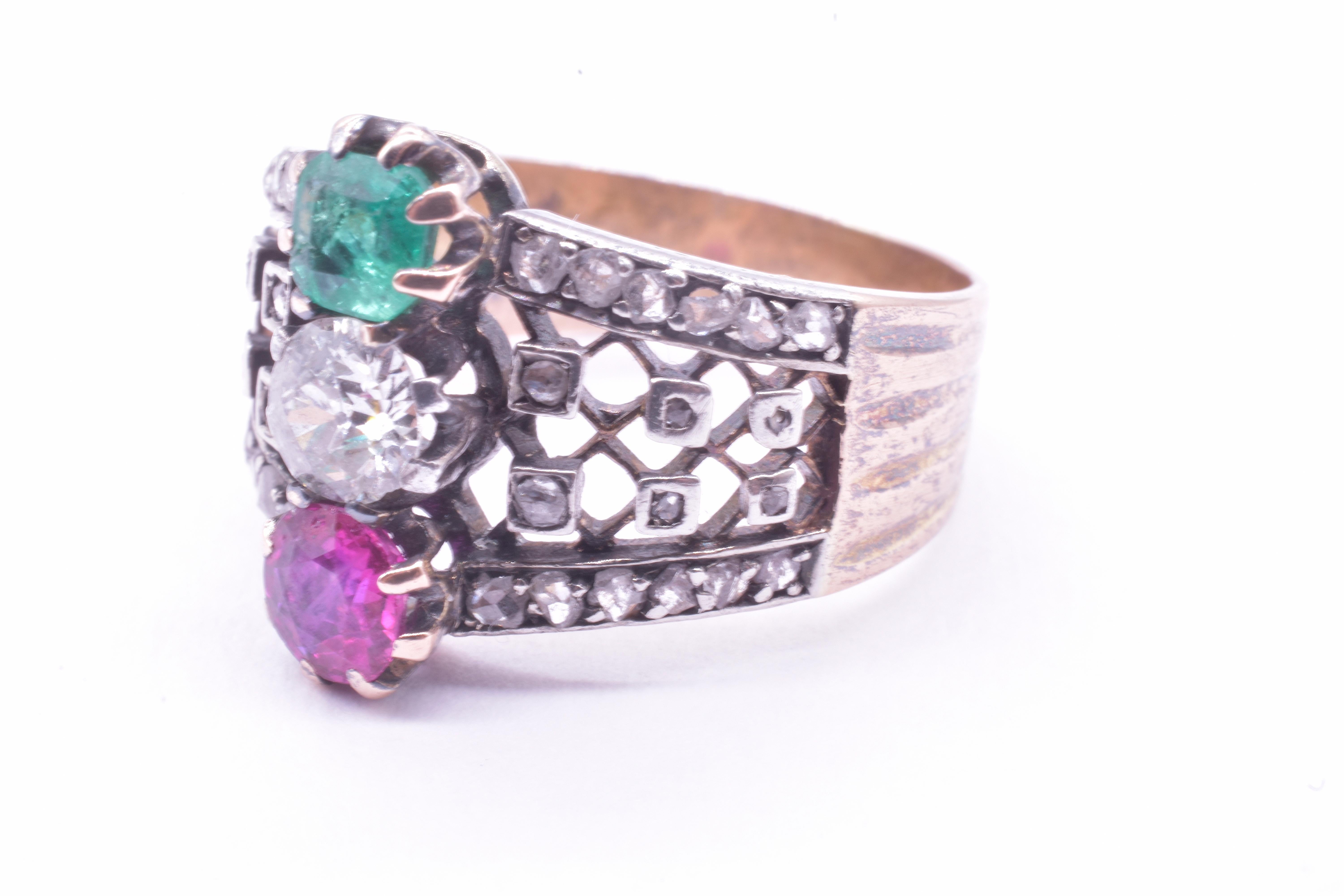 Belle Epoque Smaragd, Rubin und Diamant Ring mit durchbrochenem Band im Angebot 5