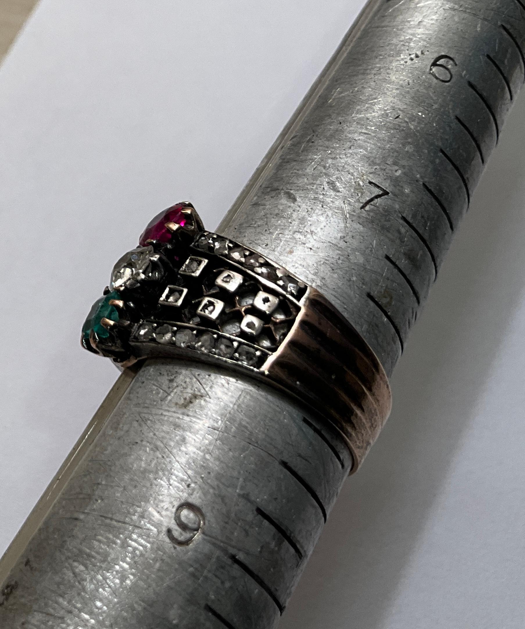 Belle Epoque Smaragd, Rubin und Diamant Ring mit durchbrochenem Band im Angebot 6