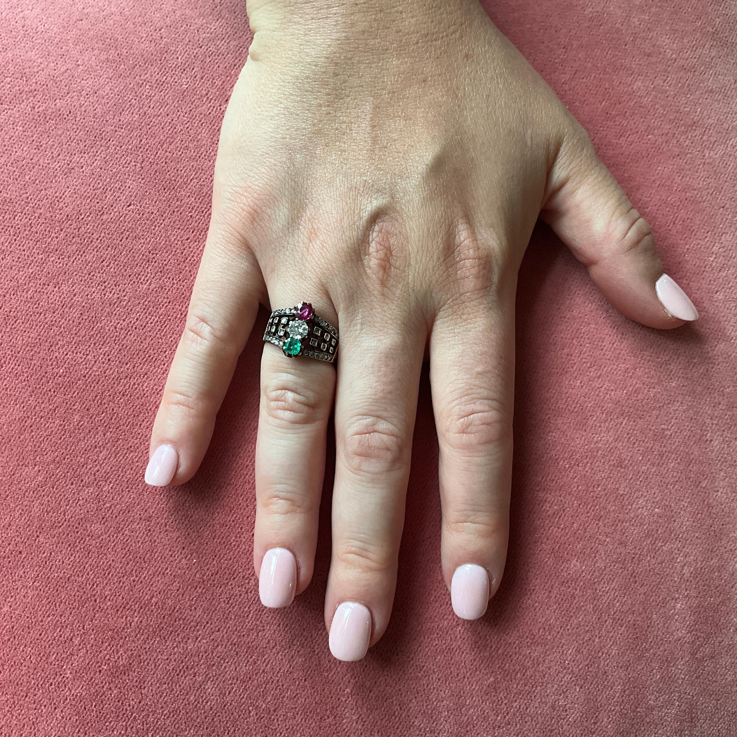 Belle Epoque Smaragd, Rubin und Diamant Ring mit durchbrochenem Band im Angebot 8